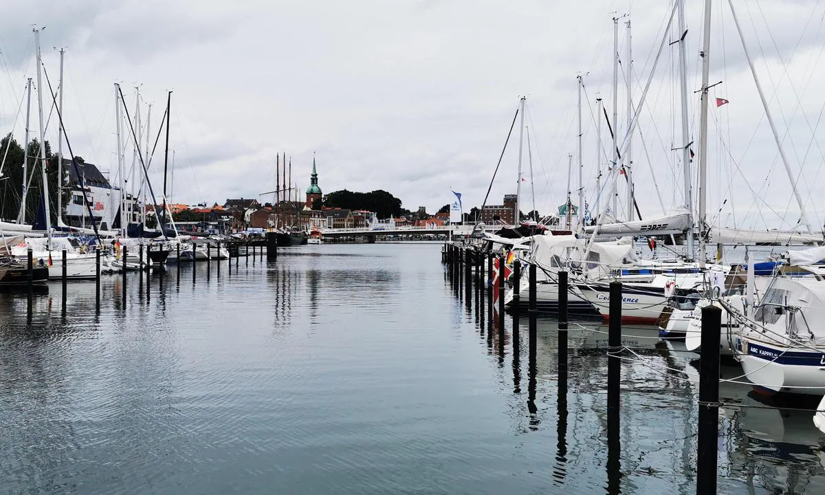 {"base": "de", "no": "ASC Marina Kappeln", "se": "ASC Marina Kappeln", "en": "ASC Marina Kappeln", "da": "ASC Marina Kappeln", "fr": "ASC Marina Kappeln", "de": "ASC Marina Kappeln", "es": "ASC Marina Kappeln", "it": "Marina ASC Kappeln", "pt": "ASC Marina Kappeln", "nl": "ASC Marina Kappeln", "pl": "ASC Marina Kappeln", "uk": "ASC \u041c\u0430\u0440\u0438\u043d\u0430 \u041a\u0430\u043f\u043f\u0435\u043b\u044c\u043d", "ro": "Marina ASC Kappeln", "tr": "ASC Marina Kappeln", "el": "\u039c\u03b1\u03c1\u03af\u03bd\u03b1 ASC \u03c3\u03c4\u03bf \u039a\u03ac\u03c0\u03c0\u03b5\u03bb\u03bd", "cs": "Marina ASC Kappeln", "hu": "ASC Marina Kappeln", "fi": "ASC Marina Kappeln", "bg": "ASC \u041c\u0430\u0440\u0438\u043d\u0430 \u041a\u0430\u043f\u0435\u043b\u043d", "sr": "ASC \u041c\u0430\u0440\u0438\u043d\u0430 \u041a\u0430\u043f\u0435\u043b\u043d", "et": "ASC Marina Kappeln", "lv": "ASC Marina Kappeln", "lt": "ASC Marina Kappeln"}