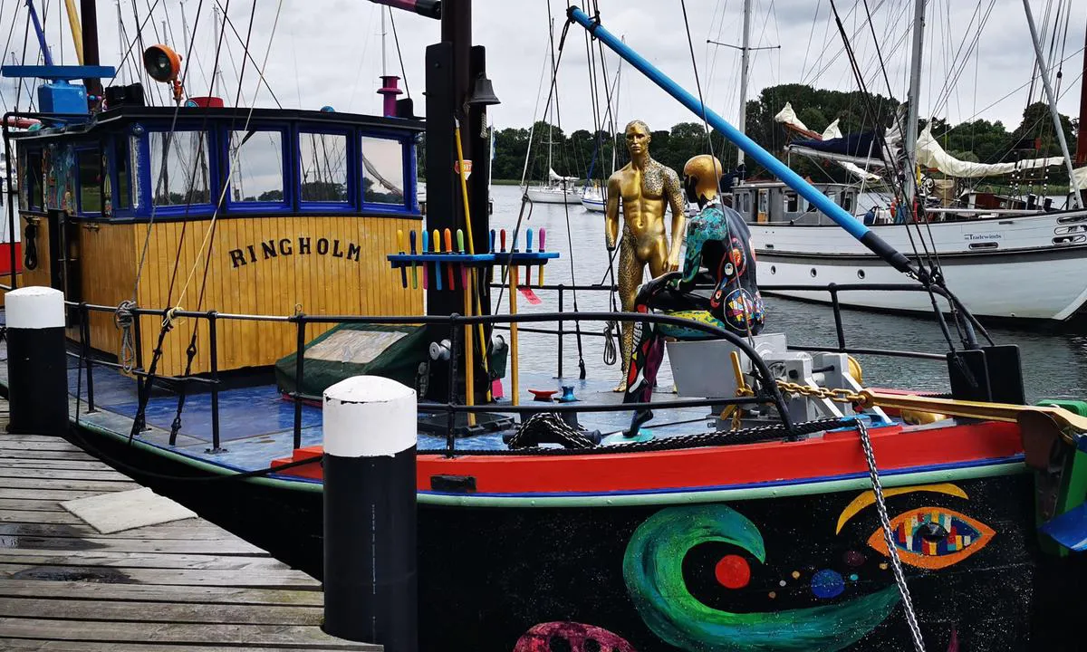 {"base": "de", "no": "ASC Marina Kappeln Liten museumshavn ved siden av.", "se": "ASC Marina Kappeln Liten museums-hamn bredvid.", "en": "ASC Marina Kappeln Small museum harbour next door.", "da": "ASC Marina Kappeln Lille museumshavn ved siden af.", "fr": "ASC Marina Kappeln Petit port-mus\u00e9e \u00e0 c\u00f4t\u00e9.", "de": "ASC Marina Kappeln Kleiner Museumshafen nebenan.", "es": "ASC Marina Kappeln <br> Peque\u00f1o puerto museo al lado.", "it": "ASC Marina Kappeln Piccolo porto museo accanto.", "pt": "ASC Marina Kappeln Pequeno porto museu ao lado.", "nl": "ASC Marina Kappeln Kleine museumhaven ernaast.", "pl": "ASC Marina Kappeln Ma\u0142y port muzealny obok.", "uk": "ASC \u041c\u0430\u0440\u0438\u043d\u0430 \u041a\u0430\u043f\u043f\u0435\u043b\u044c\u043d \u041c\u0430\u043b\u0435\u043d\u044c\u043a\u0430 \u043c\u0443\u0437\u0435\u0439\u043d\u0430 \u0433\u0430\u0432\u0430\u043d\u044c \u043f\u043e\u0440\u0443\u0447.", "ro": "ASC Marina Kappeln <br> Micul port muzeu din apropiere.", "tr": "ASC Marina Kappeln Yan\u0131ndaki k\u00fc\u00e7\u00fck m\u00fcze liman\u0131.", "el": "\u039c\u03b1\u03c1\u03af\u03bd\u03b1 ASC \u039a\u03b1\u03c0\u03c0\u03ad\u03bb\u03bd \u039c\u03b9\u03ba\u03c1\u03cc \u03bb\u03b9\u03bc\u03ac\u03bd\u03b9-\u03bc\u03bf\u03c5\u03c3\u03b5\u03af\u03bf \u03b4\u03af\u03c0\u03bb\u03b1.", "cs": "ASC Marina Kappeln Mal\u00fd p\u0159\u00edstav vedle muzea.", "hu": "ASC Marina Kappeln Kis M\u00fazeumkik\u00f6t\u0151 a szomsz\u00e9dban.", "fi": "ASC Marina Kappeln Pieni museosatama vieress\u00e4.", "bg": "ASC \u041c\u0430\u0440\u0438\u043d\u0430 \u041a\u0430\u043f\u0435\u043b\u043d <br> \u041c\u0430\u043b\u043a\u043e \u043c\u0443\u0437\u0435\u0439\u043d\u043e \u043f\u0440\u0438\u0441\u0442\u0430\u043d\u0438\u0449\u0435 \u043d\u0430\u0431\u043b\u0438\u0437\u043e.", "sr": "ASC Marina Kappeln Malo muzejsko pristani\u0161te pored.", "et": "ASC Marina Kappeln V\u00e4ike muuseumisadam k\u00f5rval.", "lv": "ASC Marina Kappeln Maz\u0101 muzejosta kaimi\u0146os.", "lt": "ASC Marina Kappeln Ma\u017easis muziejaus uostas \u0161alia."}