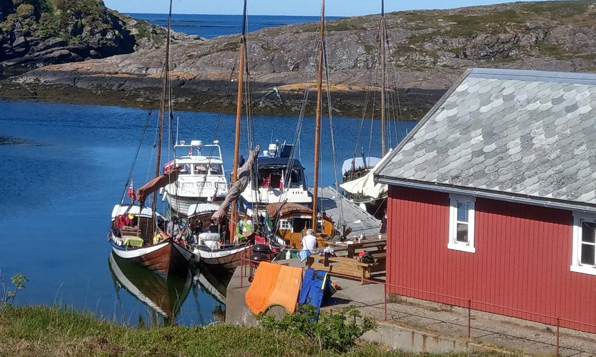 Asen: {"base": "no", "no": "Idyllisk bukt med flytebrygge.", "se": "Idyllisk vik med flytbrygga.", "en": "Idyllic bay with floating dock.", "da": "Idyllisk bugt med flydebro."}