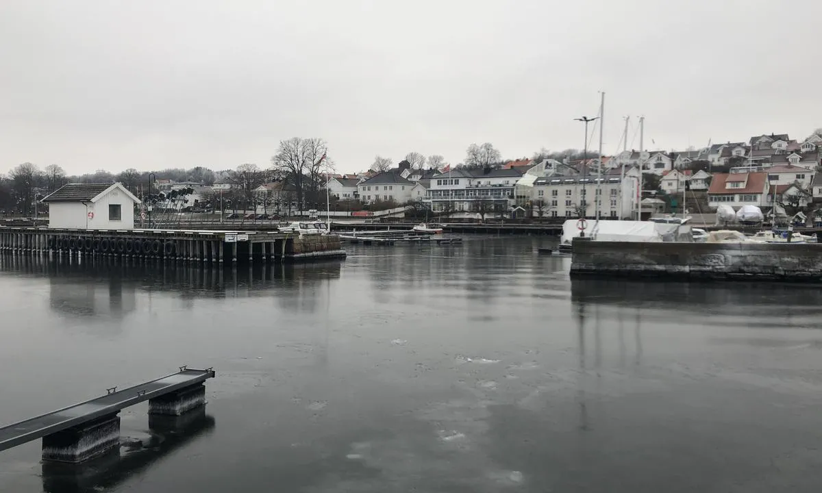 Åsgårdstrand: {"base": "no", "no": "P\u00e5 vei inn i havna i \u00c5sg\u00e5rdstrand", "se": "P\u00e5 v\u00e4g in i hamnen i \u00c5sg\u00e5rdstrand", "en": "On the way into the harbor in \u00c5sg\u00e5rdstrand", "da": "P\u00e5 vej ind i havnen i \u00c5sg\u00e5rdstrand"}