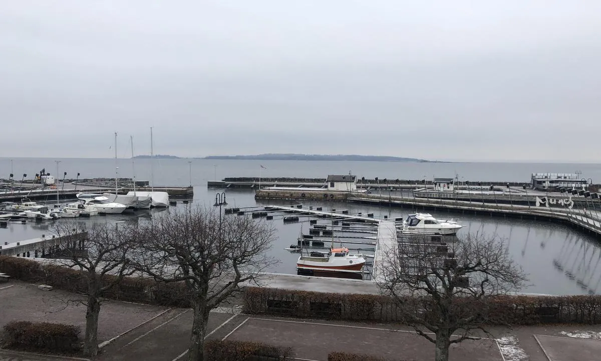 Åsgårdstrand: {"base": "no", "no": "Utsikt over \u00c5sg\u00e5rdstrand Havn, tatt fra hotellet. Du kommer inn gjennom glipa i moloen, litt til venstre i bildet.", "se": "Utsikt \u00f6ver \u00c5sg\u00e5rdstrand Hamn, tagen fr\u00e5n hotellet. Du kommer in genom glipan i piren, lite till v\u00e4nster i bilden.", "en": "View over \u00c5sg\u00e5rdstrand Harbour, taken from the hotel. You enter through the gap in the breakwater, a bit to the left in the picture.", "da": "Udsigt over \u00c5sg\u00e5rdstrand Havn, taget fra hotellet. Du kommer ind igennem hullet i molen, lidt til venstre i billedet."}