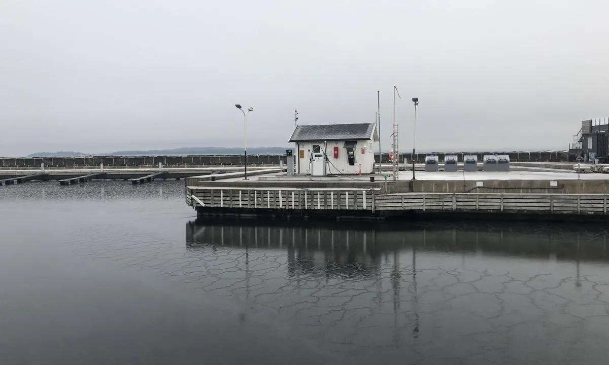 Åsgårdstrand: {"base": "no", "no": "I indre havn i \u00c5sg\u00e5rdstand kan du fylle drivstoff", "se": "I inre hamnen i \u00c5sg\u00e5rdstrand kan du fylla p\u00e5 br\u00e4nsle", "en": "In the inner harbor of \u00c5sg\u00e5rdstrand, you can fill up with fuel", "da": "I den indre havn i \u00c5sg\u00e5rdsstrand kan du fylde br\u00e6ndstof"}