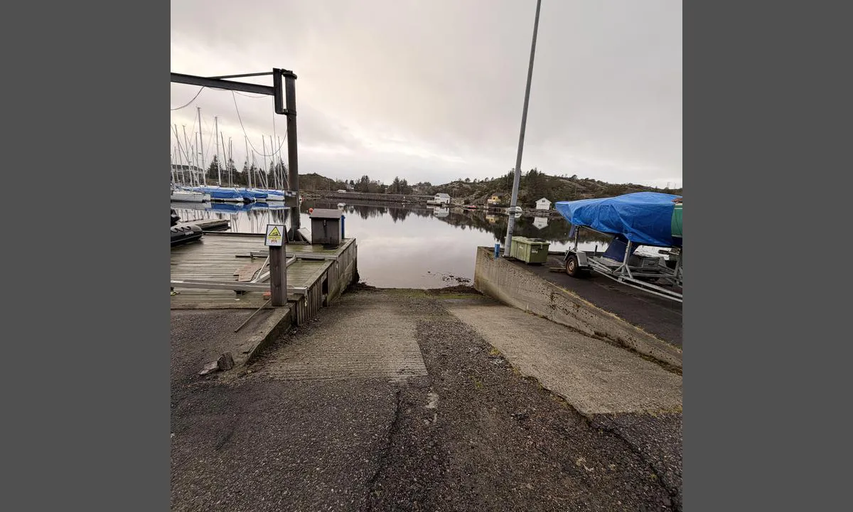 Askøy Seilforening: {"base": "no", "no": "Mulighet for ut og opptak av b\u00e5ter", "se": "M\u00f6jlighet f\u00f6r sj\u00f6s\u00e4ttning och upptagning av b\u00e5tar", "en": "Possibility for launching and retrieval of boats", "da": "Mulighed for s\u00f8s\u00e6tning og optagning af b\u00e5de", "fr": "Possibilit\u00e9 de mise \u00e0 l'eau et de r\u00e9cup\u00e9ration des bateaux", "de": "M\u00f6glichkeit zum Auswassern und Aufnehmen von Booten", "es": "Posibilidad de botar y sacar barcos", "it": "Possibilit\u00e0 di alare e varare le barche", "pt": "Possibilidade de lan\u00e7ar e retirar barcos", "nl": "Mogelijkheid voor het uit- en opnemen van boten", "pl": "Mo\u017cliwo\u015b\u0107 zwodowania i wyci\u0105gania \u0142odzi", "uk": "\u041c\u043e\u0436\u043b\u0438\u0432\u0456\u0441\u0442\u044c \u0432\u0438\u0445\u043e\u0434\u0443 \u0442\u0430 \u043f\u0456\u0434\u043d\u044f\u0442\u0442\u044f \u0441\u0443\u0434\u0435\u043d", "ro": "Posibilitatea de a lansa \u0219i a scoate b\u0103rcile din ap\u0103", "tr": "Tekne indirme ve kald\u0131rma imkan\u0131", "el": "\u0394\u03c5\u03bd\u03b1\u03c4\u03cc\u03c4\u03b7\u03c4\u03b1 \u03ba\u03b1\u03b8\u03ad\u03bb\u03ba\u03c5\u03c3\u03b7\u03c2 \u03ba\u03b1\u03b9 \u03b1\u03bd\u03ad\u03bb\u03ba\u03c5\u03c3\u03b7\u03c2 \u03c3\u03ba\u03b1\u03c6\u03ce\u03bd", "cs": "Mo\u017enost spu\u0161t\u011bn\u00ed a vytahov\u00e1n\u00ed lod\u00ed", "hu": "Lehet\u0151s\u00e9g haj\u00f3k kiemel\u00e9s\u00e9re \u00e9s visszahelyez\u00e9s\u00e9re", "fi": "Mahdollisuus veneiden laskuun ja nostoon", "bg": "\u0412\u044a\u0437\u043c\u043e\u0436\u043d\u043e\u0441\u0442 \u0437\u0430 \u043f\u0443\u0441\u043a\u0430\u043d\u0435 \u0438 \u0432\u0430\u0434\u0435\u043d\u0435 \u043d\u0430 \u043b\u043e\u0434\u043a\u0438", "sr": "Mogu\u0107nost izlaska i podizanja brodova", "et": "V\u00f5imalus paatide vettelaskmiseks ja veest v\u00e4lja v\u00f5tmiseks", "lv": "Iesp\u0113ja laivu pacel\u0161anai un nolai\u0161anai", "lt": "Galimyb\u0117 i\u0161leisti ir pakelti laivus"}