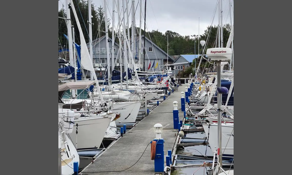 Askøy Seilforening: {"base": "no", "no": "Bryggeanlegget til Ask\u00f8y Seilforening.", "se": "Brygganl\u00e4ggningen till Ask\u00f8y Segelf\u00f6rening.", "en": "The dock facilities of Ask\u00f8y Sailing Association.", "da": "Bryggeanl\u00e6gget til Ask\u00f8y Sejlforening."}