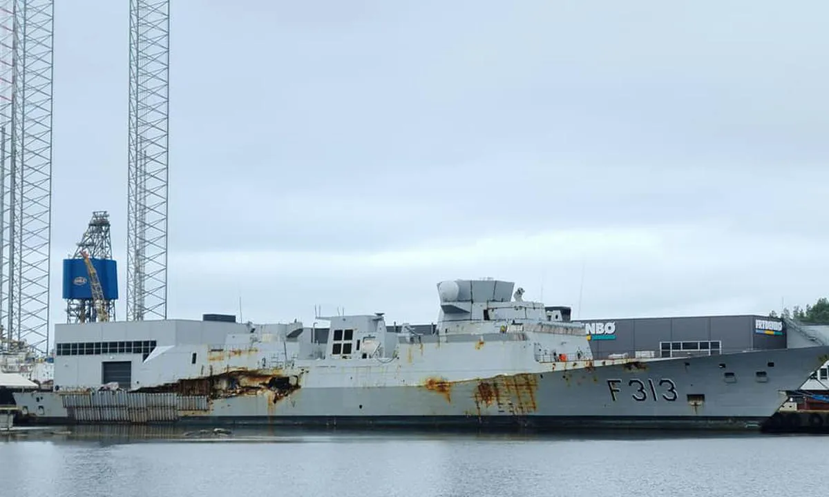 Fregatten KNM Helge Ingstad ble hugget opp på Hanøytangen rett ved Askøy Seilforening.