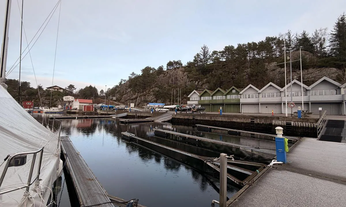 Askøy Seilforening: {"base": "no", "no": "Gjesteplass p\u00e5 flytebrygge (gr\u00f8nt merke)", "se": "G\u00e4stplats vid flytbrygga (gr\u00f6n markering)", "en": "Guest mooring at floating dock (green mark)", "da": "G\u00e6steplads p\u00e5 flydebro (gr\u00f8nt m\u00e6rke)", "fr": "Emplacement pour visiteurs sur ponton flottant (marque verte)", "de": "G\u00e4steplatz an Schwimmsteg (gr\u00fcne Markierung)", "es": "Amarre para visitantes en el pantal\u00e1n flotante (marca verde)", "it": "Posto per ospiti sul pontile galleggiante (segno verde)", "pt": "Lugar para visitantes no pont\u00e3o flutuante (marca\u00e7\u00e3o verde)", "nl": "Gastenplaats aan drijvende steiger (groen merkteken)", "pl": "Miejsce dla go\u015bci na p\u0142ywaj\u0105cym pomo\u015bcie (zielony znak)", "uk": "\u0413\u043e\u0441\u0442\u044c\u043e\u0432\u0435 \u043c\u0456\u0441\u0446\u0435 \u043d\u0430 \u043f\u043b\u0430\u0432\u0443\u0447\u043e\u043c\u0443 \u043f\u0456\u0440\u0441\u0456 (\u0437\u0435\u043b\u0435\u043d\u0430 \u043c\u0456\u0442\u043a\u0430)", "ro": "Loc pentru oaspe\u021bi la ponton plutitor (semn verde)", "tr": "Misafir r\u0131ht\u0131m\u0131 y\u00fczer iskelede (ye\u015fil i\u015faret)", "el": "\u0398\u03ad\u03c3\u03b7 \u03b5\u03c0\u03b9\u03c3\u03ba\u03b5\u03c0\u03c4\u03ce\u03bd \u03c3\u03b5 \u03c0\u03bb\u03c9\u03c4\u03ae \u03c0\u03c1\u03bf\u03b2\u03bb\u03ae\u03c4\u03b1 (\u03c0\u03c1\u03ac\u03c3\u03b9\u03bd\u03bf \u03c3\u03ae\u03bc\u03b1)", "cs": "Hostuj\u00edc\u00ed m\u00edsto u plovouc\u00edho mola (zelen\u00e1 zna\u010dka)", "hu": "Vend\u00e9ghely a \u00fasz\u00f3m\u00f3l\u00f3n (z\u00f6ld jelz\u00e9s)", "fi": "Vieraspaikka kelluvalla laiturilla (vihre\u00e4 merkki)", "bg": "\u041c\u044f\u0441\u0442\u043e \u0437\u0430 \u0433\u043e\u0441\u0442\u0438 \u043d\u0430 \u043f\u043b\u0430\u0432\u0430\u0449 \u043a\u0435\u0439 (\u0437\u0435\u043b\u0435\u043d \u0437\u043d\u0430\u043a)", "sr": "Mesto za goste na plutaju\u0107em pristani\u0161tu (zeleni znak)", "et": "K\u00fclaliskoht ujuvkail (roheline m\u00e4rk)", "lv": "Viesu vieta uz pontonu piest\u0101tnes (za\u013c\u0101 z\u012bme)", "lt": "Sve\u010dio vieta ant pl\u016bduriuojan\u010dio prieplaukos (\u017ealias \u017eenklas)"}
