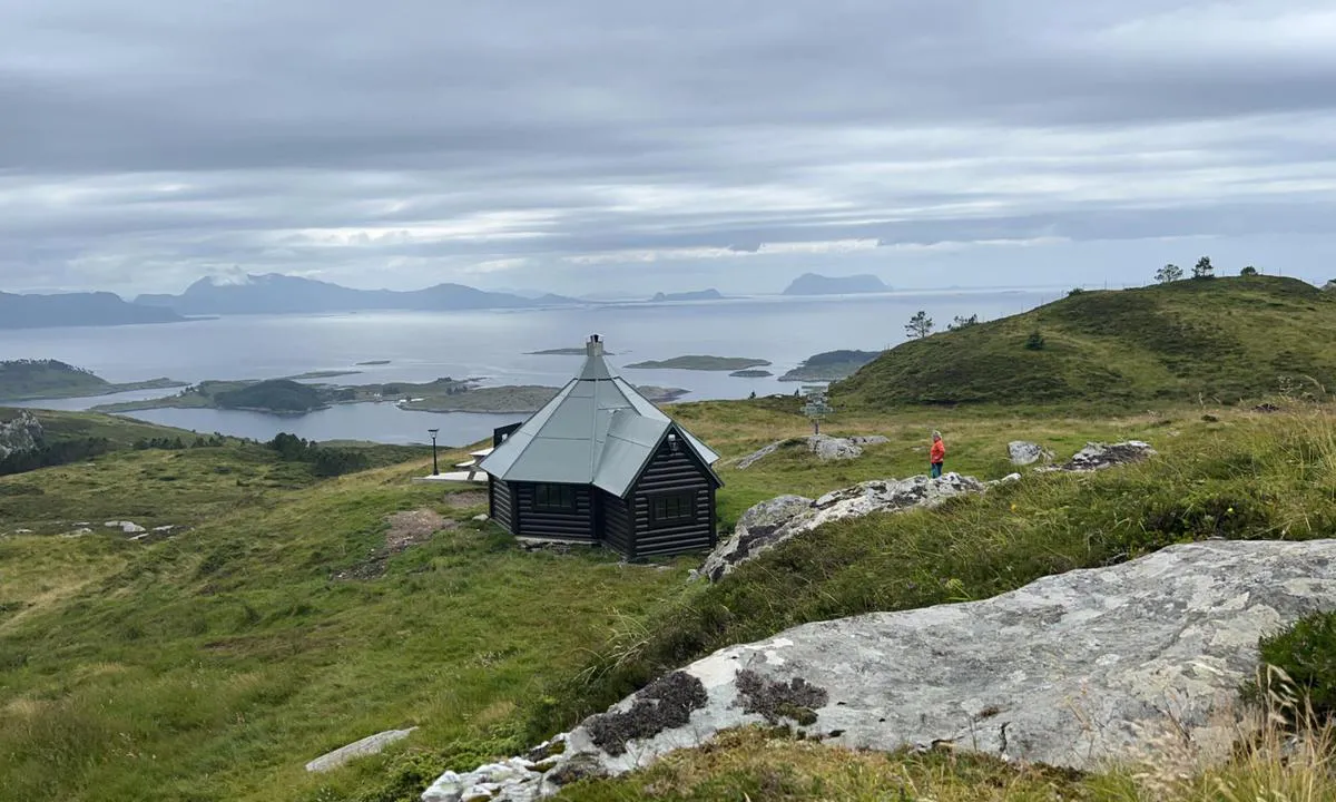 Askrova Gjestehavn: {"base": "no", "no": "Dagsturhytte", "se": "Dagstugahytta", "en": "Day trip cabin", "da": "Dagskytte"}