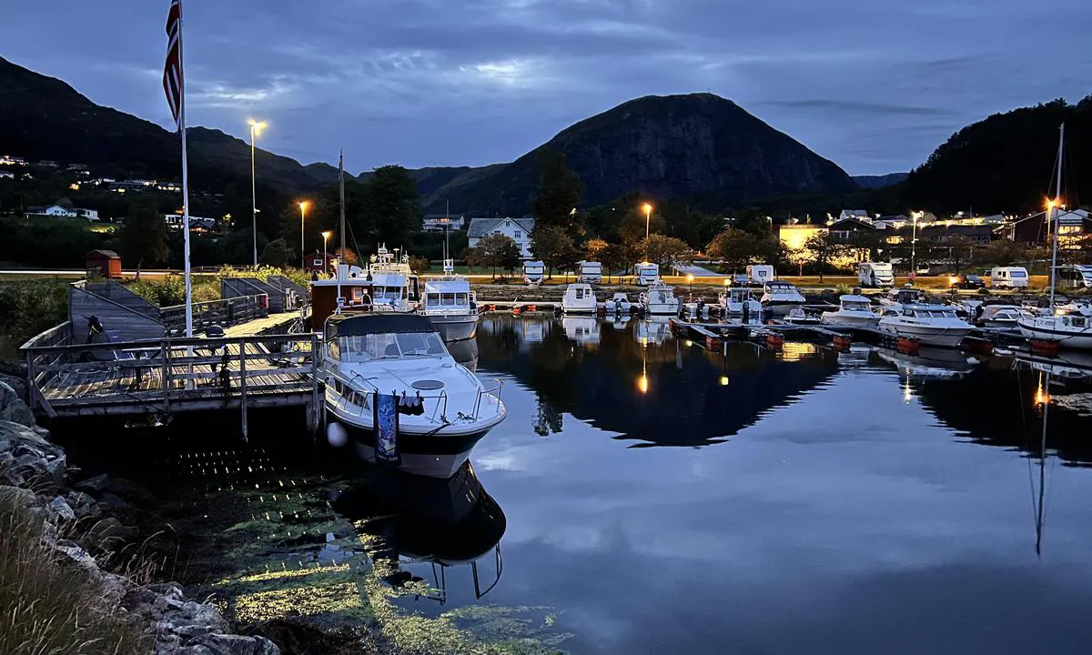 Askvoll Gjestehamn: {"base": "no", "no": "Kaien ser sliten ut, men fungerer til form\u00e5let. Flere benker tilgjengelig", "se": "Kajen ser sliten ut, men fungerar till \u00e4ndam\u00e5let. Flera b\u00e4nkar tillg\u00e4ngliga", "en": "The quay looks worn out, but serves its purpose. Several benches available.", "da": "Kajen ser slidt ud, men fungerer til form\u00e5let. Flere b\u00e6nke tilg\u00e6ngelige"}