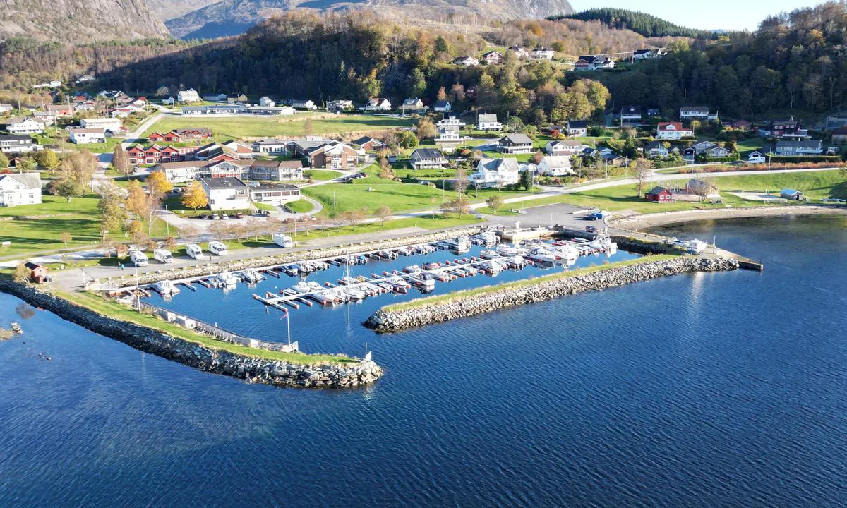 Askvoll Gjestehamn: {"base": "en", "no": "Fort\u00f8yning til fast brygge, langside. Dybde (mindre enn) 2 meter ved lavvann.", "se": "L\u00e4ggning vid fast brygga, l\u00e5ngsides. Djup (mindre \u00e4n) 2 meter vid l\u00e5gvatten.", "en": "Docking to fixed jetty, longside.  Depth (less than) 2 mtr on low tide.", "da": "Dokning langs fast mole. Dybde (mindre end) 2 meter ved lavvande."}