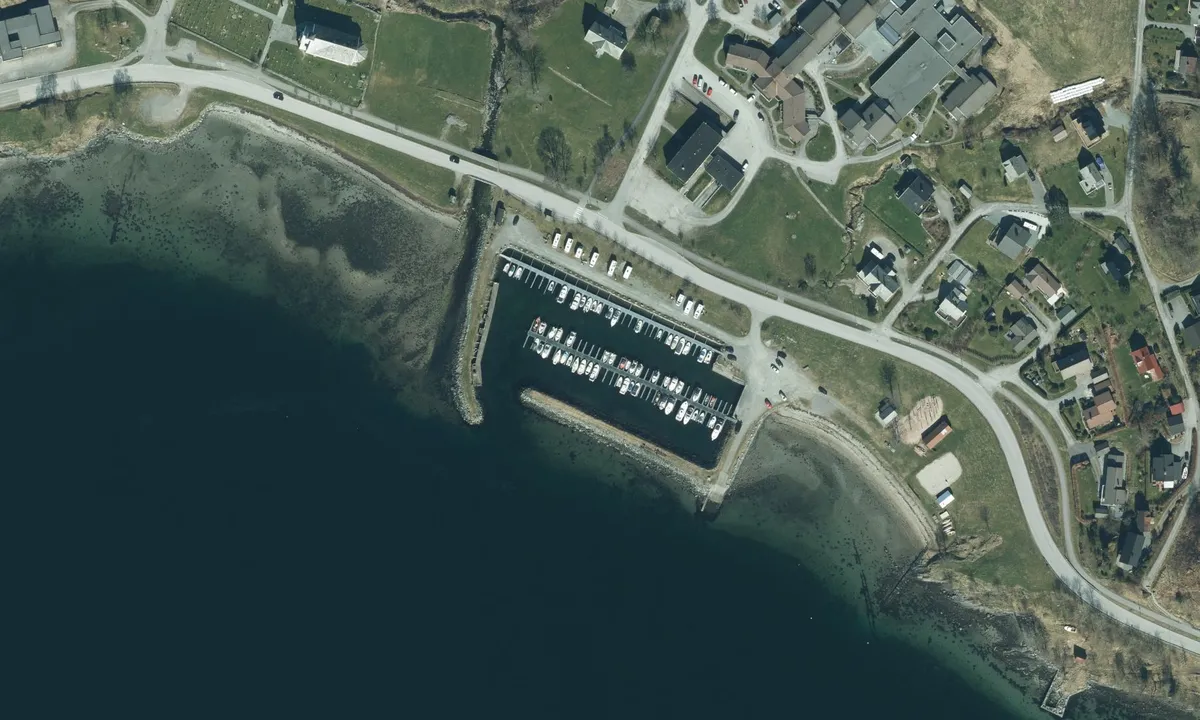 Flyfoto av Askvoll Gjestehamn