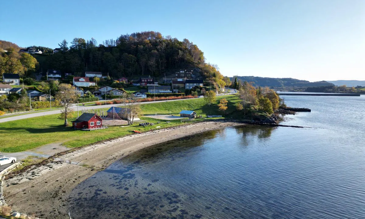 Askvoll Gjestehamn: Beach next to harbour.