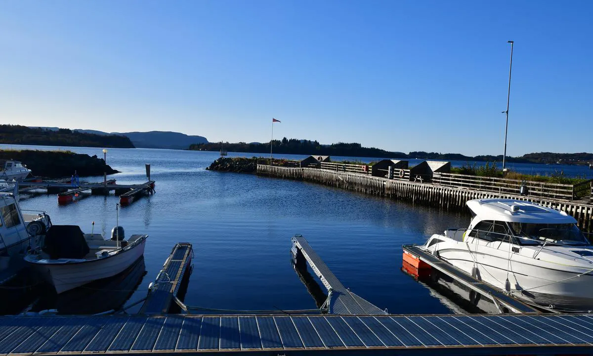 Askvoll Gjestehamn: Guest harbour along fixed jetty