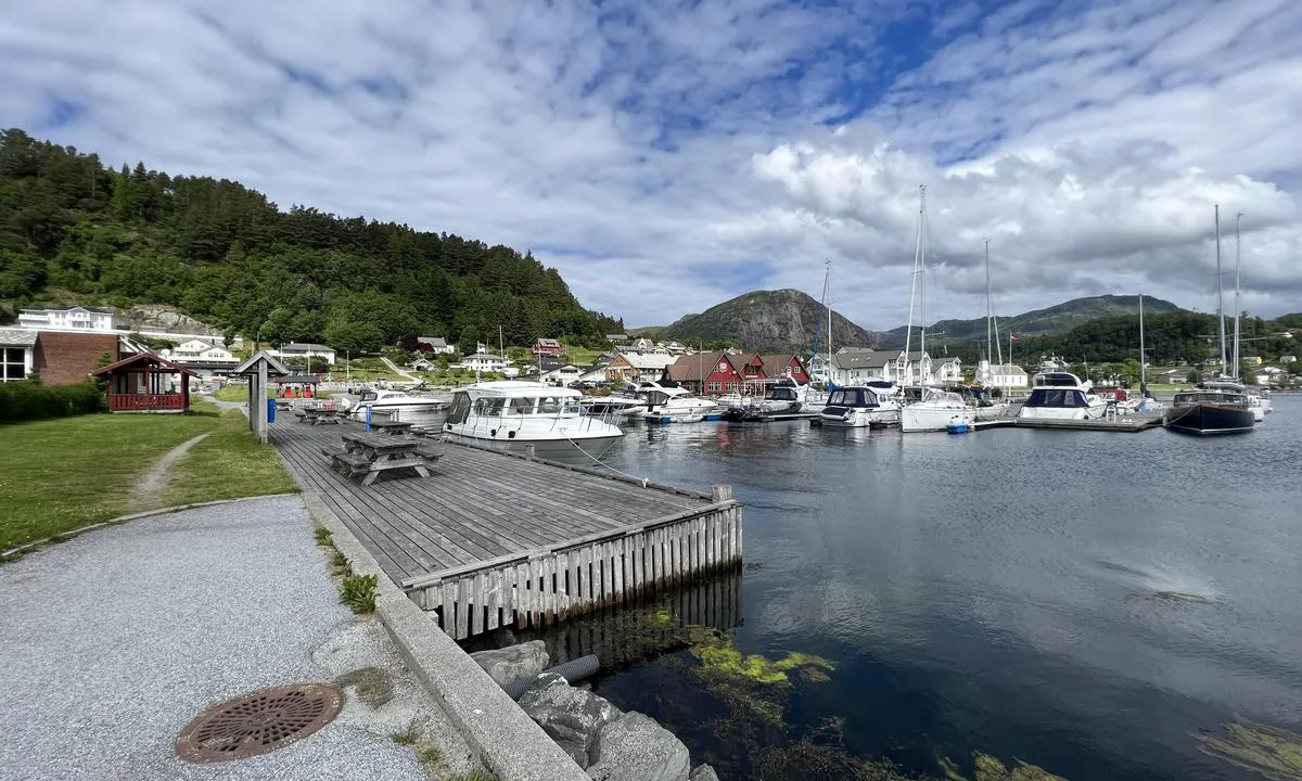 Askvoll Sentrumshamn: {"base": "no", "no": "Gjestebrygge ytterst til h\u00f8yre og drivstoff innerst til venstre", "se": "G\u00e4stbrygga l\u00e4ngst till h\u00f6ger och br\u00e4nsle innerst till v\u00e4nster", "en": "Guest pier furthest to the right and fuel innermost to the left", "da": "G\u00e6stebro yderst til h\u00f8jre og br\u00e6ndstof inderst til venstre"}