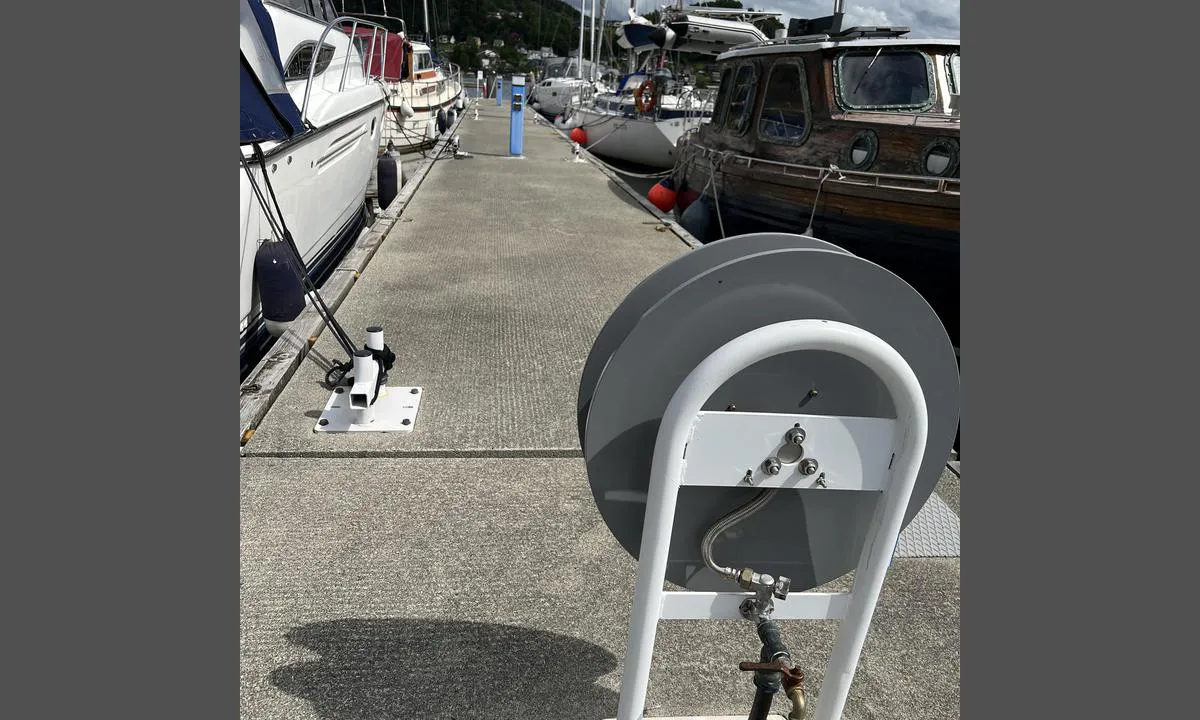 Askvoll Sentrumshamn: {"base": "no", "no": "Vann og str\u00f8m", "se": "Vatten och el", "en": "Water and electricity", "da": "Vand og str\u00f8m"}