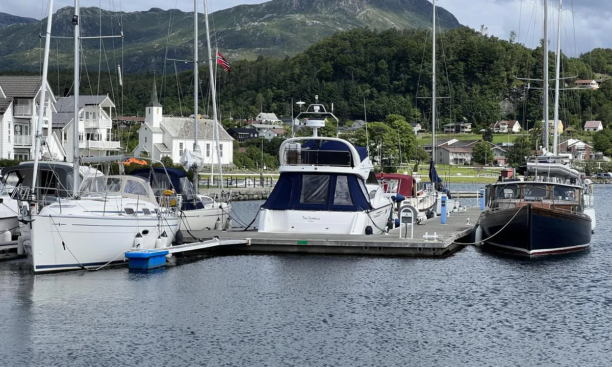 Askvoll Sentrumshamn: {"base": "no", "no": "Gjestebrygge longside", "se": "G\u00e4stbrygga l\u00e5ngsides", "en": "Guest dock alongside", "da": "G\u00e6stebro longside"}