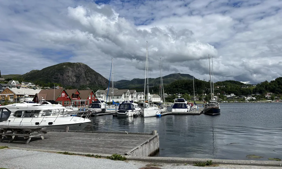 Askvoll Sentrumshamn: {"base": "no", "no": "Mot gjestebrygge", "se": "Mot g\u00e4stbrygga", "en": "Towards guest dock", "da": "Mod g\u00e6stebro"}