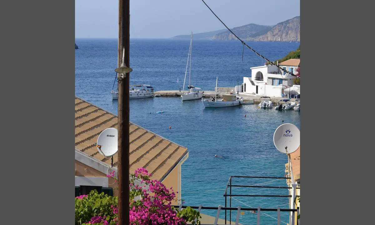 Asos: {"base": "en", "no": "Utsikt fra landsbyen", "se": "Utsikt fr\u00e5n byn", "en": "View from the village", "da": "Udsigt fra landsbyen"}