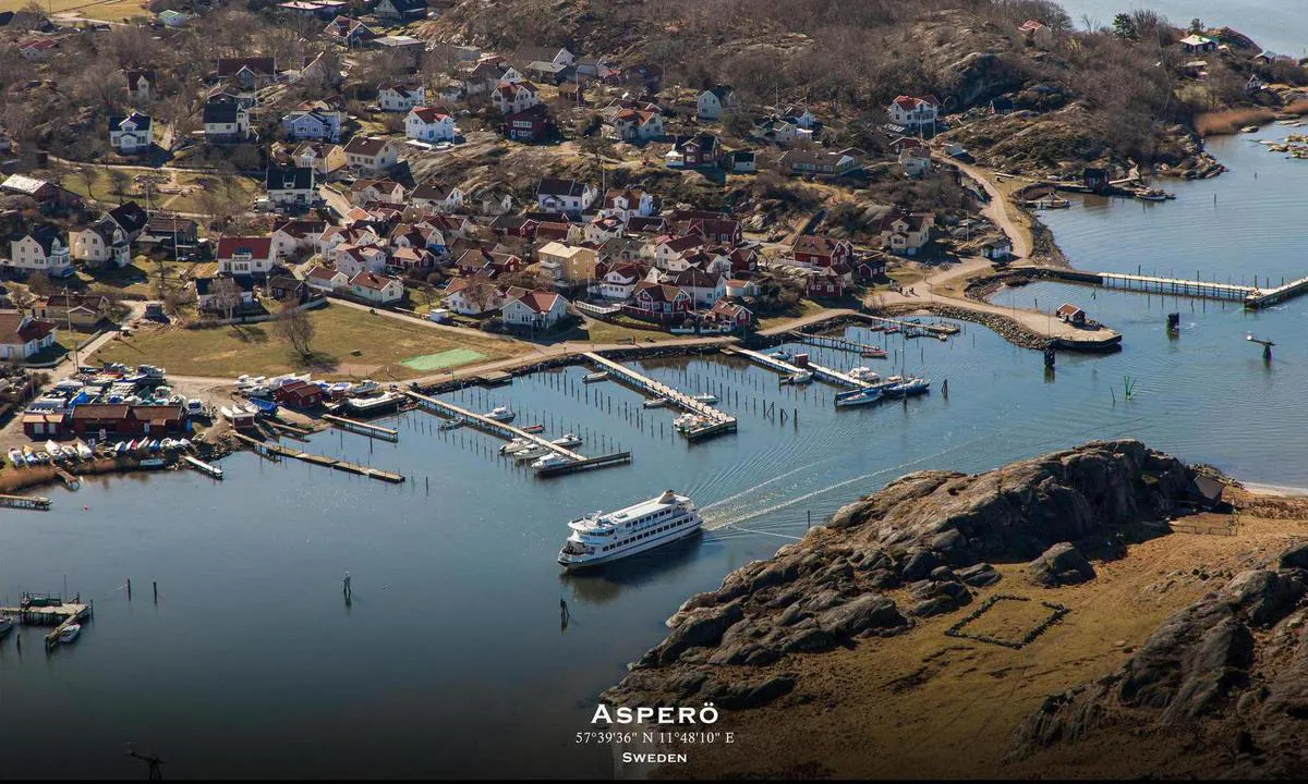 Aerial photo of Asperö Hamnförening. Presented in cooperation with fotoflyg.se. You can order this as a framed print on their website (link below). Use code "harbourmaps" to get a 10% rebate