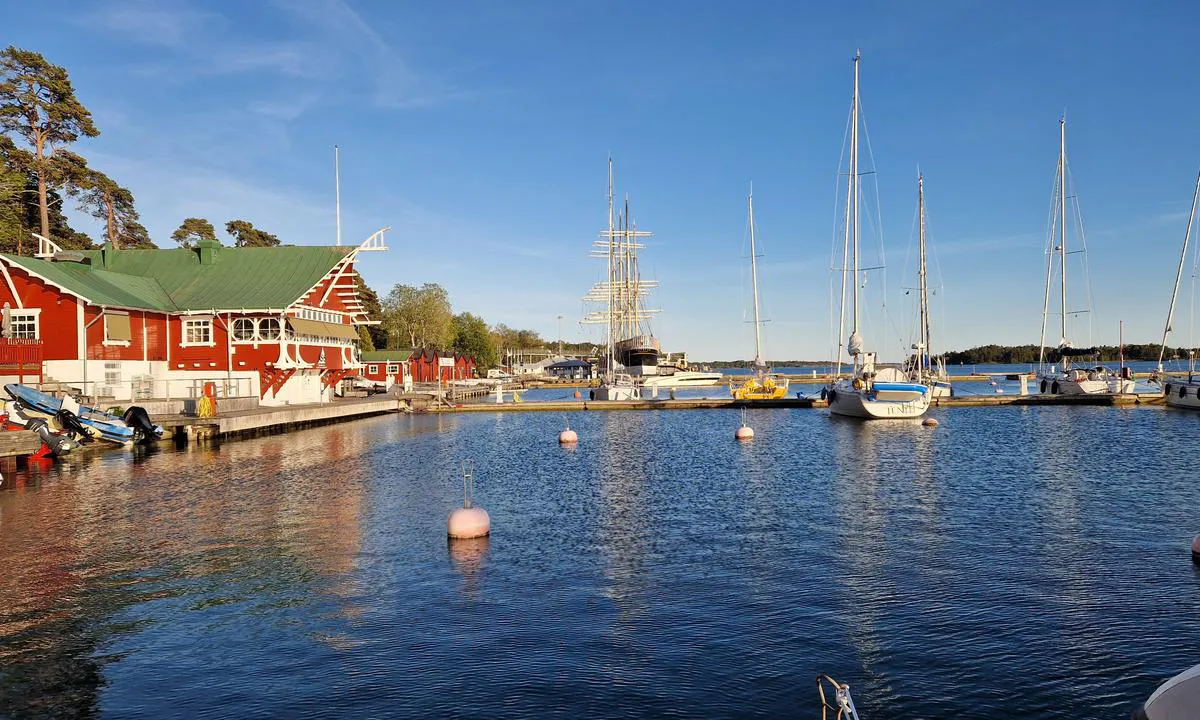 ÅSS Marina: {"base": "en", "no": "Utenfor h\u00f8ysesongen er det egentlig ikke n\u00f8dvendig \u00e5 reservere.<br>Ved ankomst er det en automat tilgjengelig hvis du skulle komme for sent for kontortid.<br>Oppvarming av badstuen stopper kl. 21.", "se": "Utanf\u00f6r h\u00f6gs\u00e4songen beh\u00f6vs ingen bokning.<br>Vid ankomst finns en automat tillg\u00e4nglig, om du skulle vara f\u00f6r sen f\u00f6r kontorstid.<br>Bastuv\u00e4rmningen upph\u00f6r kl. 21.", "en": "Out of high season, booking is not really required.\r\nAt arrival an automate is available, would you be too late for office hours.\r\nSauna heating stops at 21h.", "da": "Uden for h\u00f8js\u00e6sonen er booking ikke virkelig p\u00e5kr\u00e6vet.<br />Ved ankomst er en automat tilg\u00e6ngelig, hvis du skulle v\u00e6re for sent til \u00e5bningstiderne.<br />Saunaopvarmning stopper kl. 21.", "fr": "Hors haute saison, la r\u00e9servation n'est pas vraiment n\u00e9cessaire. <br> \u00c0 l'arriv\u00e9e, un automate est disponible, si vous arrivez apr\u00e8s les heures de bureau. <br> Le chauffage du sauna s'arr\u00eate \u00e0 21h.", "de": "Au\u00dferhalb der Hauptsaison ist eine Buchung nicht wirklich erforderlich.<br>Bei der Ankunft ist ein Automat verf\u00fcgbar, falls Sie zu sp\u00e4t f\u00fcr die B\u00fcrozeiten ankommen.<br>Die Saunabeheizung stoppt um 21 Uhr.", "es": "Fuera de la temporada alta, no es realmente necesario reservar. <br> A la llegada, hay un aut\u00f3mata disponible, si llegas demasiado tarde para el horario de oficina. <br> La calefacci\u00f3n de la sauna se detiene a las 21h.", "it": "Fuori alta stagione, non \u00e8 realmente necessaria la prenotazione.<br>All'arrivo, \u00e8 disponibile un distributore automatico, nel caso in cui si arrivi fuori dagli orari d'ufficio.<br>Il riscaldamento della sauna si interrompe alle 21:00.", "pt": "Fora da alta temporada, a reserva n\u00e3o \u00e9 realmente necess\u00e1ria. \nNa chegada, um sistema automatizado est\u00e1 dispon\u00edvel, caso voc\u00ea chegue fora do hor\u00e1rio de expediente. \nO aquecimento da sauna p\u00e1ra \u00e0s 21h.", "nl": "Buiten het hoogseizoen is reserveren niet echt nodig.<br>Bij aankomst is er een automaat beschikbaar, voor het geval u te laat bent voor kantooruren.<br>De verwarming van de sauna stopt om 21:00 uur.", "pl": "Poza sezonem nie ma potrzeby rezerwacji. Po przybyciu dost\u0119pny jest automat, je\u015bli przyp\u0142yniesz po godzinach pracy. Ogrzewanie sauny przestaje dzia\u0142a\u0107 o 21:00.", "uk": "\u041f\u043e\u0437\u0430 \u0432\u0438\u0441\u043e\u043a\u0438\u043c \u0441\u0435\u0437\u043e\u043d\u043e\u043c \u0431\u0440\u043e\u043d\u044e\u0432\u0430\u043d\u043d\u044f \u0434\u0456\u0439\u0441\u043d\u043e \u043d\u0435 \u043f\u043e\u0442\u0440\u0456\u0431\u043d\u0435.<br>\u041f\u043e \u043f\u0440\u0438\u0431\u0443\u0442\u0442\u0456 \u0434\u043e\u0441\u0442\u0443\u043f\u043d\u0438\u0439 \u0430\u0432\u0442\u043e\u043c\u0430\u0442, \u044f\u043a\u0449\u043e \u0432\u0438 \u043f\u0440\u0438\u0431\u0443\u0432\u0430\u0454\u0442\u0435 \u043f\u0456\u0441\u043b\u044f \u0437\u0430\u043a\u0440\u0438\u0442\u0442\u044f \u043e\u0444\u0456\u0441\u0443.<br>\u041d\u0430\u0433\u0440\u0456\u0432\u0430\u043d\u043d\u044f \u0441\u0430\u0443\u043d\u0438 \u043f\u0440\u0438\u043f\u0438\u043d\u044f\u0454\u0442\u044c\u0441\u044f \u043e 21 \u0433\u043e\u0434\u0438\u043d\u0456.", "ro": "\u00cen afara sezonului \u00eenalt, rezervarea nu este neap\u0103rat necesar\u0103. La sosire, un automat este disponibil, \u00een cazul \u00een care ajunge\u021bi dup\u0103 programul de lucru. \u00cenc\u0103lzirea saunei se opre\u0219te la ora 21.", "tr": "Y\u00fcksek sezon d\u0131\u015f\u0131nda, rezervasyon ger\u00e7ekten gerekli de\u011fildir. <br> Vard\u0131\u011f\u0131n\u0131zda, mesai saatlerine ge\u00e7 kal\u0131rsan\u0131z bir otomat mevcuttur. <br> Sauna \u0131s\u0131tmas\u0131 21:00'de durur.", "el": "\u0395\u03ba\u03c4\u03cc\u03c2 \u03c5\u03c8\u03b7\u03bb\u03ae\u03c2 \u03c0\u03b5\u03c1\u03b9\u03cc\u03b4\u03bf\u03c5, \u03b7 \u03ba\u03c1\u03ac\u03c4\u03b7\u03c3\u03b7 \u03b4\u03b5\u03bd \u03b5\u03af\u03bd\u03b1\u03b9 \u03c0\u03c1\u03b1\u03b3\u03bc\u03b1\u03c4\u03b9\u03ba\u03ac \u03b1\u03c0\u03b1\u03c1\u03b1\u03af\u03c4\u03b7\u03c4\u03b7. \u039a\u03b1\u03c4\u03ac \u03c4\u03b7\u03bd \u03ac\u03c6\u03b9\u03be\u03b7 \u03c5\u03c0\u03ac\u03c1\u03c7\u03b5\u03b9 \u03b1\u03c5\u03c4\u03cc\u03bc\u03b1\u03c4\u03bf\u03c2 \u03c0\u03c9\u03bb\u03b7\u03c4\u03ae\u03c2, \u03c3\u03b5 \u03c0\u03b5\u03c1\u03af\u03c0\u03c4\u03c9\u03c3\u03b7 \u03c0\u03bf\u03c5 \u03c6\u03c4\u03ac\u03c3\u03b5\u03c4\u03b5 \u03bc\u03b5\u03c4\u03ac \u03c4\u03bf \u03c9\u03c1\u03ac\u03c1\u03b9\u03bf \u03bb\u03b5\u03b9\u03c4\u03bf\u03c5\u03c1\u03b3\u03af\u03b1\u03c2 \u03c4\u03c9\u03bd \u03b3\u03c1\u03b1\u03c6\u03b5\u03af\u03c9\u03bd. \u0397 \u03b8\u03ad\u03c1\u03bc\u03b1\u03bd\u03c3\u03b7 \u03c4\u03b7\u03c2 \u03c3\u03ac\u03bf\u03c5\u03bd\u03b1\u03c2 \u03c3\u03c4\u03b1\u03bc\u03b1\u03c4\u03ac\u03b5\u03b9 \u03c3\u03c4\u03b9\u03c2 21:00.", "cs": "Mimo hlavn\u00ed sez\u00f3nu nen\u00ed rezervace skute\u010dn\u011b nutn\u00e1. P\u0159i p\u0159\u00edjezdu je v p\u0159\u00edpad\u011b pozd\u011bj\u0161\u00edho p\u0159\u00edchodu mimo pracovn\u00ed dobu k dispozici automat. Vyh\u0159\u00edv\u00e1n\u00ed sauny kon\u010d\u00ed ve 21 hodin.", "hu": "A f\u0151szezonon k\u00edv\u00fcl nem igaz\u00e1n sz\u00fcks\u00e9ges a foglal\u00e1s. \u00c9rkez\u00e9skor egy automata \u00e1ll rendelkez\u00e9sre, ha t\u00fal k\u00e9s\u0151n \u00e9rkezne az iroda nyitvatart\u00e1si idej\u00e9hez. A szauna f\u0171t\u00e9se 21 \u00f3rakor le\u00e1ll.", "fi": "Sesongin ulkopuolella varausta ei oikeastaan tarvita. Saapuessasi on k\u00e4yt\u00f6ss\u00e4 automaatti, mik\u00e4li saavut toimistoaikojen ulkopuolella. Saunan l\u00e4mmitys loppuu klo 21.", "bg": "\u0418\u0437\u0432\u044a\u043d \u0430\u043a\u0442\u0438\u0432\u043d\u0438\u044f \u0441\u0435\u0437\u043e\u043d \u043d\u0435 \u0435 \u043d\u0435\u043e\u0431\u0445\u043e\u0434\u0438\u043c\u043e \u043f\u0440\u0435\u0434\u0432\u0430\u0440\u0438\u0442\u0435\u043b\u043d\u043e \u0440\u0435\u0437\u0435\u0440\u0432\u0438\u0440\u0430\u043d\u0435. \u041f\u0440\u0438 \u043f\u0440\u0438\u0441\u0442\u0438\u0433\u0430\u043d\u0435 \u0435 \u043d\u0430 \u0440\u0430\u0437\u043f\u043e\u043b\u043e\u0436\u0435\u043d\u0438\u0435 \u0430\u0432\u0442\u043e\u043c\u0430\u0442, \u0432 \u0441\u043b\u0443\u0447\u0430\u0439 \u0447\u0435 \u043f\u0440\u0438\u0441\u0442\u0438\u0433\u043d\u0435\u0442\u0435 \u0441\u043b\u0435\u0434 \u0440\u0430\u0431\u043e\u0442\u043d\u043e \u0432\u0440\u0435\u043c\u0435. \u0417\u0430\u0433\u0440\u044f\u0432\u0430\u043d\u0435\u0442\u043e \u043d\u0430 \u0441\u0430\u0443\u043d\u0430\u0442\u0430 \u0441\u043f\u0438\u0440\u0430 \u0432 21 \u0447.", "sr": "Van glavne sezone, rezervacija zapravo nije potrebna.<br>Po dolasku, automat je dostupan u slu\u010daju da stignete prekasno za radno vreme kancelarije.<br>Zagrevanje saune prestaje u 21h.", "et": "Hooajav\u00e4liselt ei ole broneerimine t\u00f5esti vajalik.<br> Saabumisel on saadaval automaat, kui saabute p\u00e4rast kontoritunde.<br> Saun k\u00fctmine l\u00f5peb kell 21.", "lv": "\u0100rpus sezonas rezerv\u0101cija nav \u012bsti nepiecie\u0161ama. Iera\u0161an\u0101s br\u012bd\u012b ir pieejams autom\u0101ts, ja ierastos par v\u0113lu biroja darba laikam. Saunas apkure beidzas plkst. 21:00.", "lt": "Ne sezono metu i\u0161 anksto u\u017esisakyti tikrai nereikia.<br />Atvykus automatas yra prieinamas, jei atvyksite per v\u0117lai, kad u\u017esiregistruotum\u0117te darbo valandomis.<br />Sauna \u0161ildymas sustoja 21 val."}