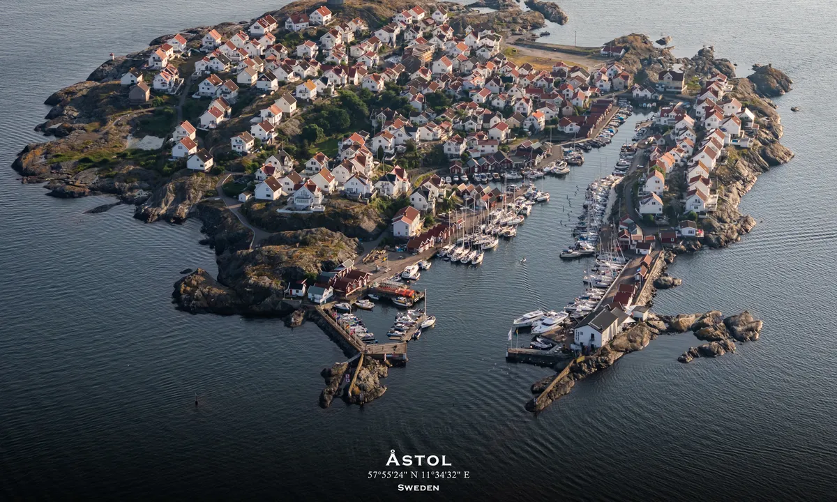Åstol Gästhamn: {"base": "en", "no": "Flyfoto av \u00c5stol G\u00e4sthamn. Presentert i samarbeid med fotoflyg.se. Du kan bestille dette som et innrammet trykk p\u00e5 deres nettsted (link nedenfor). Bruk koden \"harbourmaps\" for \u00e5 f\u00e5 10% rabatt.", "se": "Flygfoto av \u00c5stol G\u00e4sthamn. Presenteras i samarbete med fotoflyg.se. Du kan best\u00e4lla detta som en inramad utskrift p\u00e5 deras webbplats (l\u00e4nk nedan). Anv\u00e4nd koden 'harbourmaps' f\u00f6r att f\u00e5 10% rabatt", "en": "Aerial photo of \u00c5stol G\u00e4sthamn. Presented in cooperation with fotoflyg.se. You can order this as a framed print on their website (link below). Use code \"harbourmaps\" to get a 10% rebate", "da": "Luftfoto af \u00c5stol G\u00e4sthamn. Pr\u00e6senteret i samarbejde med fotoflyg.se. Du kan bestille dette som en indrammet print p\u00e5 deres hjemmeside (link nedenfor). Brug koden \"harbourmaps\" for at f\u00e5 10% rabat"}