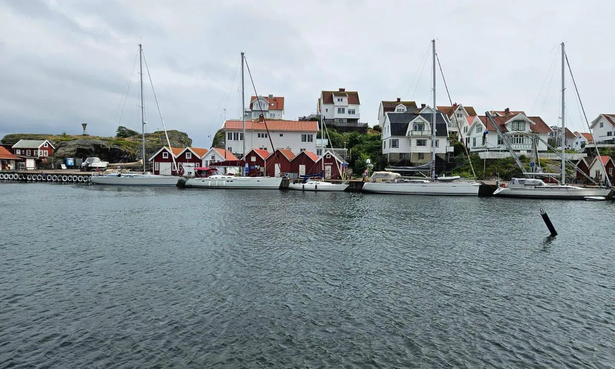 Åstol Gästhamn: {"base": "no", "no": "Longside-plasser ytterst i havnen", "se": "L\u00e5ngsidesplatser ytterst i hamnen", "en": "Alongside berths at the outer part of the harbor", "da": "Langside-pladser yderst i havnen"}