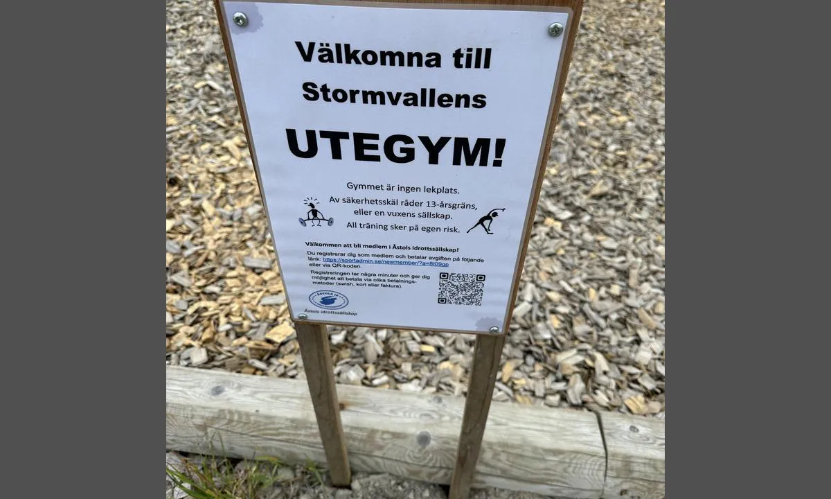 Åstol Gästhamn: {"base": "no", "no": "Utegym p\u00e5 vest side av \u00f8yet", "se": "Utomhusgym p\u00e5 v\u00e4stsidan av \u00f6n", "en": "Outdoor gym on the west side of the island", "da": "Udetr\u00e6ning p\u00e5 vestsiden af \u00f8en"}