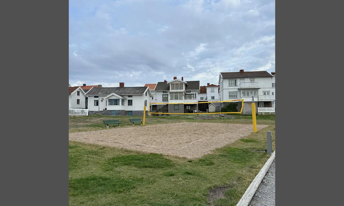 Åstol Gästhamn: {"base": "no", "no": "Volleyball bane ved utegym", "se": "Volleyballplan vid utegym", "en": "Volleyball court by the outdoor gym", "da": "Volleyballbane ved udend\u00f8rsgym"}
