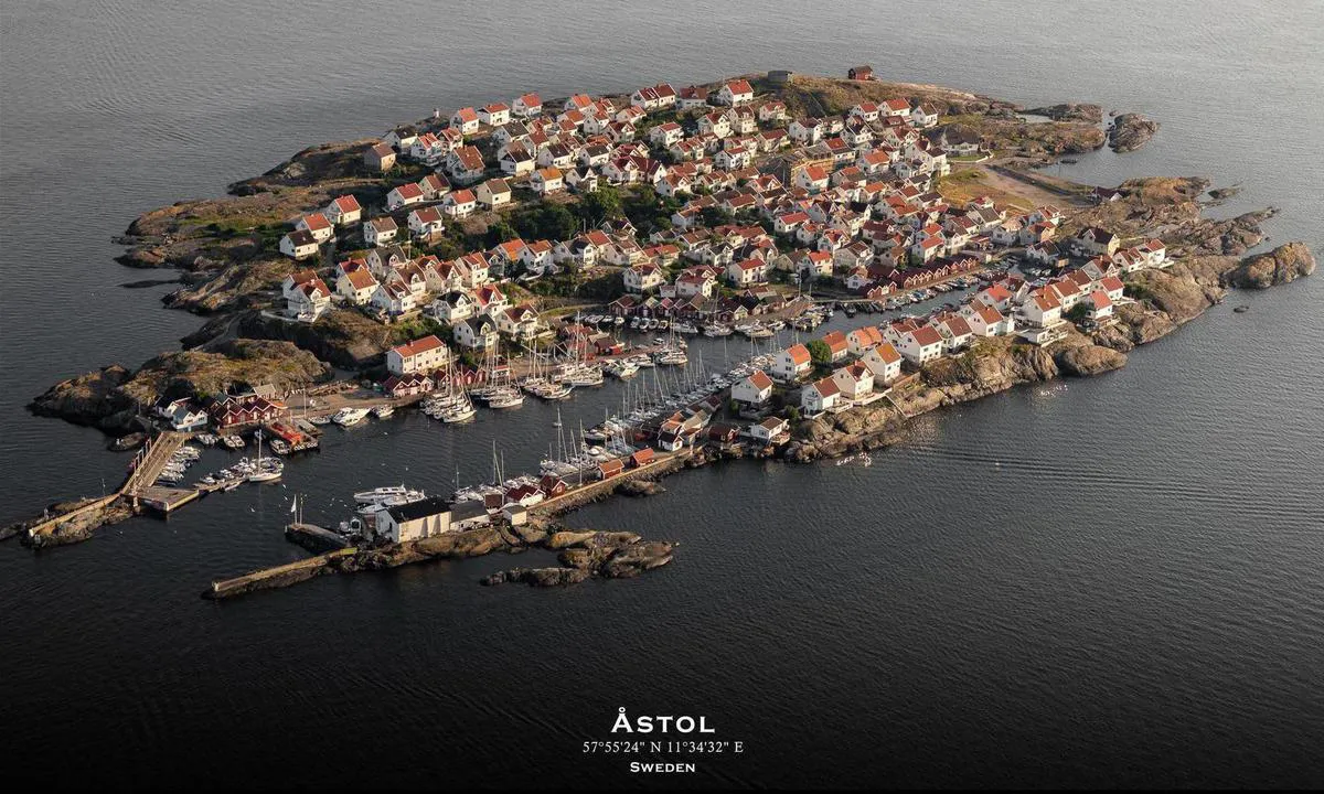 Aerial photo of Åstol Gästhamn. Presented in cooperation with fotoflyg.se. You can order this as a framed print on their website (link below). Use code "harbourmaps" to get a 10% rebate