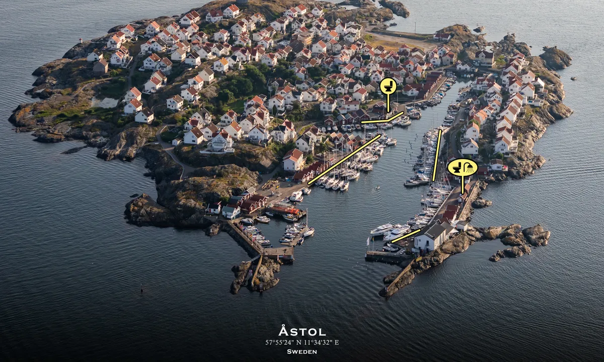 Åstol Gästhamn: {"base": "en", "no": "Flyfoto av \u00c5stol G\u00e4sthamn. Presentert i samarbeid med fotoflyg.se. Du kan bestille dette som et innrammet trykk p\u00e5 deres nettsted (link nedenfor). Bruk koden \"harbourmaps\" for \u00e5 f\u00e5 10% rabatt.", "se": "Flygfoto av \u00c5stol G\u00e4sthamn. Presenteras i samarbete med fotoflyg.se. Du kan best\u00e4lla detta som en inramad utskrift p\u00e5 deras webbplats (l\u00e4nk nedan). Anv\u00e4nd koden 'harbourmaps' f\u00f6r att f\u00e5 10% rabatt", "en": "Aerial photo of \u00c5stol G\u00e4sthamn. Presented in cooperation with fotoflyg.se. You can order this as a framed print on their website (link below). Use code \"harbourmaps\" to get a 10% rebate", "da": "Luftfoto af \u00c5stol G\u00e4sthamn. Pr\u00e6senteret i samarbejde med fotoflyg.se. Du kan bestille dette som en indrammet print p\u00e5 deres hjemmeside (link nedenfor). Brug koden \"harbourmaps\" for at f\u00e5 10% rabat"}