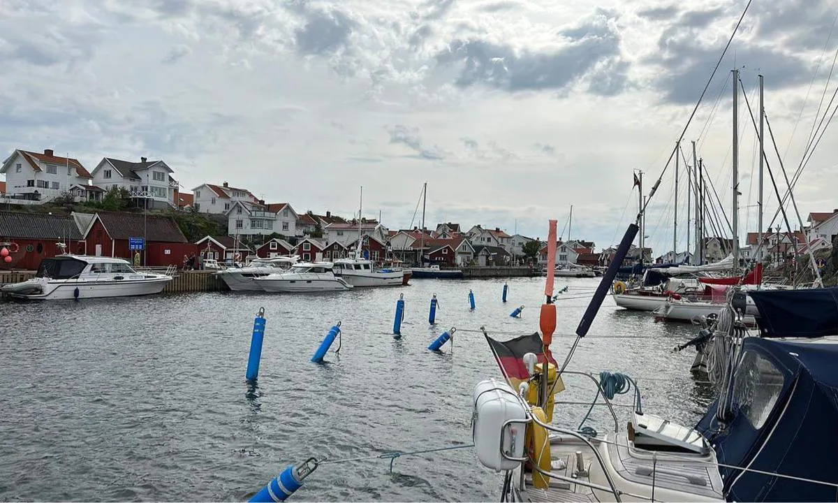 Åstol Gästhamn: {"base": "no", "no": "Gjesteplasser p\u00e5 h\u00f8yre siden av havn", "se": "G\u00e4stplatser p\u00e5 h\u00f6ger sida av hamnen", "en": "Guest berths on the right side of the harbor", "da": "G\u00e6stepladser p\u00e5 h\u00f8jre side af havnen"}