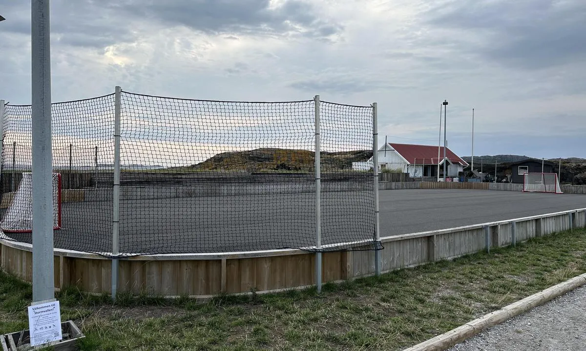 Åstol Gästhamn: {"base": "no", "no": "Ballbinge ved utegym", "se": "Bollbur vid utegym", "en": "Ball cage by the outdoor gym", "da": "Boldbur ved udend\u00f8rsgymnastik"}