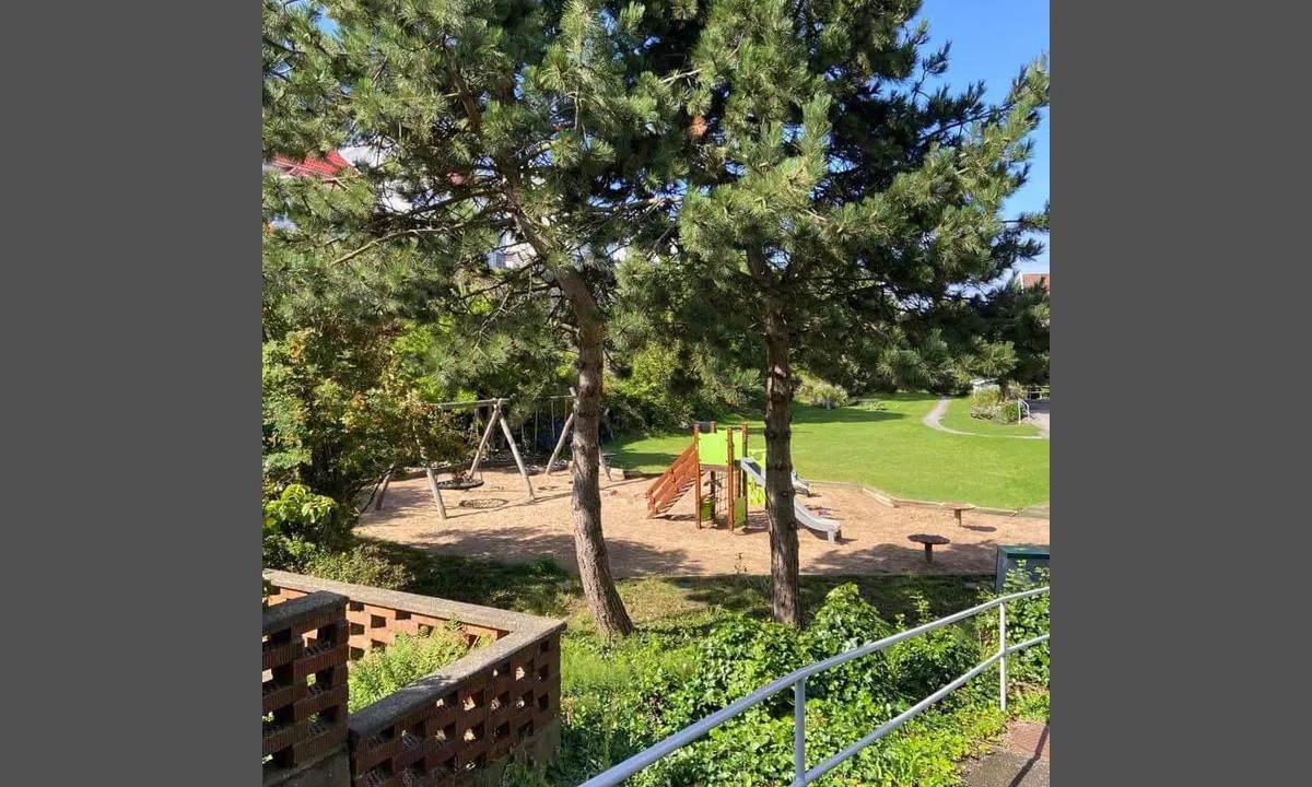Åstol Gästhamn: {"base": "no", "no": "Lekeplass og park midt p\u00e5 \u00f8yet", "se": "Lekplats och park i mitten av \u00f6n", "en": "Playground and park in the middle of the island", "da": "Legeplads og park midt p\u00e5 \u00f8en"}