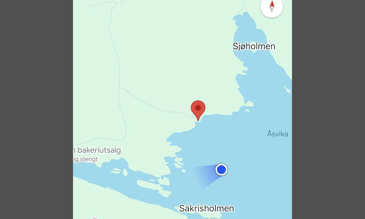 Åsvika: {"base": "no", "no": "En sliten brygge best\u00e5ende av noen planker opp\u00e5 svaberg. Funker greit for \u00e5 g\u00e5 i land og bli hentet eller du har gummib\u00e5t med anker", "se": "En sliten brygga best\u00e5ende av n\u00e5gra plankor ovanp\u00e5 klippor. Fungerar bra f\u00f6r att g\u00e5 i land och bli h\u00e4mtad eller om du har en gummib\u00e5t med ankare.", "en": "A worn-out pier consisting of some planks on top of the rocks. Works fine for coming ashore and being picked up or if you have a dinghy with an anchor.", "da": "En slidt bro best\u00e5ende af nogle planker p\u00e5 klipper. Fungerer fint til at g\u00e5 i land og blive hentet eller hvis du har en gummib\u00e5d med anker", "fr": "Un quai us\u00e9 compos\u00e9 de quelques planches sur des rochers lisses. \u00c7a fonctionne bien pour d\u00e9barquer et \u00eatre r\u00e9cup\u00e9r\u00e9 ou si vous avez un bateau pneumatique avec une ancre.", "de": "Ein abgenutzter Steg, bestehend aus ein paar Planken auf den Felsen. Funktioniert gut, um an Land zu gehen und abgeholt zu werden, oder wenn man ein Schlauchboot mit Anker hat.", "es": "Un muelle desgastado consistente en algunas tablas sobre las rocas. Funciona bien para desembarcar y ser recogido o si tienes un bote inflable con ancla.", "it": "Un molo logoro composto da alcune assi sopra delle rocce levigate. Funziona bene per sbarcare e essere prelevati o se hai un gommone con ancora", "pt": "Um cais desgastado consistindo de algumas t\u00e1buas sobre rochas lisas. Funciona bem para desembarcar e ser recolhido ou se voc\u00ea tiver um barco infl\u00e1vel com \u00e2ncora", "nl": "Een versleten steiger bestaande uit enkele planken bovenop een rots. Werkt goed om aan land te gaan en opgehaald te worden of als je een rubberboot met anker hebt.", "pl": "Zm\u0119czony pomost sk\u0142adaj\u0105cy si\u0119 z kilku desek na nagim skalnym wybrze\u017cu. Dzia\u0142a dobrze do zej\u015bcia na l\u0105d i bycia odebranym lub je\u015bli masz ponton z kotwic\u0105.", "uk": "\u041f\u043e\u0442\u0440\u0456\u043f\u0430\u043d\u0438\u0439 \u043f\u0440\u0438\u0447\u0430\u043b, \u0449\u043e \u0441\u043a\u043b\u0430\u0434\u0430\u0454\u0442\u044c\u0441\u044f \u0437 \u043a\u0456\u043b\u044c\u043a\u043e\u0445 \u0434\u043e\u0449\u043e\u043a \u043d\u0430 \u0433\u043e\u043b\u0438\u0445 \u0441\u043a\u0435\u043b\u044f\u0445. \u041f\u0456\u0434\u0445\u043e\u0434\u0438\u0442\u044c \u0434\u043b\u044f \u0442\u043e\u0433\u043e, \u0449\u043e\u0431 \u0437\u0456\u0439\u0442\u0438 \u043d\u0430 \u0431\u0435\u0440\u0435\u0433 \u0456 \u0449\u043e\u0431 \u0432\u0430\u0441 \u0437\u0430\u0431\u0440\u0430\u043b\u0438, \u0430\u0431\u043e \u044f\u043a\u0449\u043e \u0443 \u0432\u0430\u0441 \u0454 \u0433\u0443\u043c\u043e\u0432\u0438\u0439 \u0447\u043e\u0432\u0435\u043d \u0437 \u044f\u043a\u043e\u0440\u0435\u043c.", "ro": "Un debarcader uzat format din c\u00e2teva sc\u00e2nduri peste st\u00e2nci. Func\u021bioneaz\u0103 bine pentru debarcare \u0219i preluare sau dac\u0103 ai o barc\u0103 pneumatic\u0103 cu ancor\u0103", "tr": "Kaya slab\u0131 \u00fczerinde birka\u00e7 tahtadan olu\u015fan yorgun bir iskele. Karaya \u00e7\u0131kmak ve al\u0131nmak i\u00e7in veya demirli bir \u015fi\u015fme botunuz varsa i\u015fe yarar.", "el": "\u039c\u03b9\u03b1 \u03c6\u03b8\u03b1\u03c1\u03bc\u03ad\u03bd\u03b7 \u03c0\u03c1\u03bf\u03b2\u03bb\u03ae\u03c4\u03b1 \u03b1\u03c0\u03bf\u03c4\u03b5\u03bb\u03bf\u03cd\u03bc\u03b5\u03bd\u03b7 \u03b1\u03c0\u03cc \u03bc\u03b5\u03c1\u03b9\u03ba\u03ad\u03c2 \u03c3\u03b1\u03bd\u03af\u03b4\u03b5\u03c2 \u03c0\u03ac\u03bd\u03c9 \u03c3\u03b5 \u03b2\u03c1\u03ac\u03c7\u03b9\u03b1. \u039b\u03b5\u03b9\u03c4\u03bf\u03c5\u03c1\u03b3\u03b5\u03af \u03ba\u03b1\u03bb\u03ac \u03b3\u03b9\u03b1 \u03b1\u03c0\u03bf\u03b2\u03af\u03b2\u03b1\u03c3\u03b7 \u03ba\u03b1\u03b9 \u03c0\u03b1\u03c1\u03b1\u03bb\u03b1\u03b2\u03ae \u03ae \u03b1\u03bd \u03ad\u03c7\u03b5\u03c4\u03b5 \u03c6\u03bf\u03c5\u03c3\u03ba\u03c9\u03c4\u03ae \u03b2\u03ac\u03c1\u03ba\u03b1 \u03bc\u03b5 \u03ac\u03b3\u03ba\u03c5\u03c1\u03b1.", "cs": "Ojet\u00fd molo slo\u017een\u00e9 z n\u011bkolika prken na hol\u00fdch skal\u00e1ch. Dob\u0159e funguje pro vystoupen\u00ed na b\u0159eh a vyzvednut\u00ed nebo pokud m\u00e1te gumov\u00fd \u010dlun s kotvou.", "hu": "Egy elhaszn\u00e1l\u00f3dott kik\u00f6t\u0151, amely n\u00e9h\u00e1ny szikl\u00e1ra fektetett deszk\u00e1b\u00f3l \u00e1ll. J\u00f3l m\u0171k\u00f6dik arra, hogy partra sz\u00e1llj \u00e9s felvegyenek, vagy ha gumics\u00f3nakod van horgonnyal.", "fi": "Kulumassa oleva laituri, joka koostuu muutamasta laudanp\u00e4tk\u00e4st\u00e4 silokallion p\u00e4\u00e4ll\u00e4. Toimii hyvin maihin nousemiseen ja hakemiseen tai jos sinulla on ankkurilla varustettu kumivene.", "bg": "\u0415\u0434\u0438\u043d \u0438\u0437\u043d\u043e\u0441\u0435\u043d \u043a\u0435\u0439, \u0441\u044a\u0441\u0442\u043e\u044f\u0449 \u0441\u0435 \u043e\u0442 \u043d\u044f\u043a\u043e\u043b\u043a\u043e \u0434\u044a\u0441\u043a\u0438 \u0432\u044a\u0440\u0445\u0443 \u0441\u043a\u0430\u043b\u0438. \u0420\u0430\u0431\u043e\u0442\u0438 \u0434\u043e\u0431\u0440\u0435 \u0437\u0430 \u0441\u043b\u0438\u0437\u0430\u043d\u0435 \u043d\u0430 \u0431\u0440\u0435\u0433\u0430 \u0438 \u0432\u0437\u0435\u043c\u0430\u043d\u0435 \u043d\u0430 \u0442\u043e\u0432\u0430\u0440 \u0438\u043b\u0438 \u0430\u043a\u043e \u0438\u043c\u0430\u0448 \u0433\u0443\u043c\u0435\u043d\u0430 \u043b\u043e\u0434\u043a\u0430 \u0441 \u043a\u043e\u0442\u0432\u0430.", "sr": "Umorni mol sastavljen od nekoliko dasaka na stenama. Dobro funkcioni\u0161e za iskrcavanje i ukrcavanje ili ako imate gumeni \u010damac sa sidrom.", "et": "V\u00e4sinud kai, mis koosneb m\u00f5nest plangust kaljude peal. Sobib h\u00e4sti maale minemiseks ja pealev\u00f5tmiseks v\u00f5i kui sul on ankruga kummipaat", "lv": "Nolietots piest\u0101tne, kas sast\u0101v no da\u017e\u0101m pl\u0101ksn\u0113m uz ie\u017eu krasta. Piem\u0113rota lai izk\u0101ptu no laivas, tiktu pa\u0146emts vai ja jums ir gumijas laiva ar enkuru.", "lt": "I\u0161vargusi prieplauka i\u0161 keli\u0173 lent\u0173 ant uolos. Tinka gerai i\u0161silaipinimui ir pasi\u0117mimui arba jei turite pripu\u010diam\u0105 valt\u012f su inkaru"}