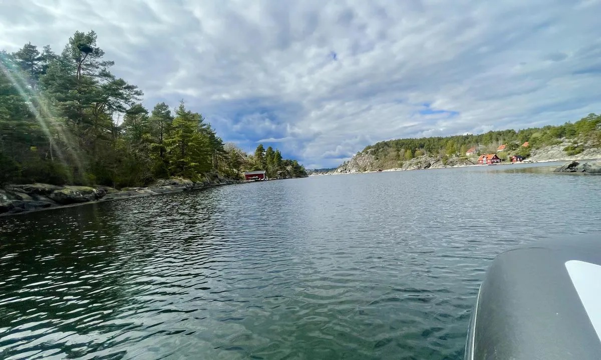 Åsvika: {"base": "no", "no": "Vi ankret i \u00c5svika i slutten av april 2025 med seilb\u00e5ten v\u00e5r. Bildet er fra turen vi tok med gummib\u00e5ten inn til Krager\u00f8 sentrum. Det er lagt til rette en smal og fin led mellom \u00f8stre og vestre del av Sk\u00e5t\u00f8y som gj\u00f8r turen inn til sentrum vesentlig kortere. Godt beskyttet ankringsplass i nydelige omgivelser!", "se": "Vi ankrade i \u00c5svika i slutet av april 2025 med v\u00e5r segelb\u00e5t. Bilden \u00e4r fr\u00e5n turen vi tog med jollen in till Krager\u00f8 centrum. En smal och fin led har skapats mellan den \u00f6stra och v\u00e4stra delen av Sk\u00e5t\u00f8y som g\u00f6r resan in till centrum avsev\u00e4rt kortare. Bra skyddad ankringsplats i vackra omgivningar!", "en": "We anchored in \u00c5svika at the end of April 2025 with our sailboat. The picture is from the trip we took with the dinghy into the center of Krager\u00f8. There is a narrow and nice channel between the eastern and western parts of Sk\u00e5t\u00f8y, which makes the trip to the center significantly shorter. Well-protected anchorage in beautiful surroundings!", "da": "Vi ankrede i \u00c5svika i slutningen af april 2025 med vores sejlb\u00e5d. Billedet er fra turen, vi tog med gummib\u00e5den ind til Krager\u00f8 centrum. Der er lavet en smal og fin led mellem den \u00f8stlige og vestlige del af Sk\u00e5t\u00f8y, som g\u00f8r turen ind til centrum betydeligt kortere. Godt beskyttet ankringsplads i smukke omgivelser!", "fr": "Nous avons jet\u00e9 l'ancre \u00e0 \u00c5svika \u00e0 la fin d'avril 2025 avec notre voilier. La photo est de l'excursion que nous avons faite avec le canot pneumatique jusqu'au centre de Krager\u00f8. Une voie \u00e9troite et agr\u00e9able a \u00e9t\u00e9 am\u00e9nag\u00e9e entre les parties est et ouest de Sk\u00e5t\u00f8y, ce qui rend le trajet jusqu'au centre beaucoup plus court. Une zone d'ancrage bien prot\u00e9g\u00e9e dans un cadre magnifique!", "de": "Wir ankerten in \u00c5svika Ende April 2025 mit unserem Segelboot. Das Bild stammt von der Tour, die wir mit dem Schlauchboot ins Zentrum von Krager\u00f8 unternahmen. Es ist eine schmale und sch\u00f6ne Fahrrinne zwischen dem \u00f6stlichen und westlichen Teil von Sk\u00e5t\u00f8y eingerichtet worden, die die Fahrt ins Zentrum wesentlich verk\u00fcrzt. Gut gesch\u00fctzter Ankerplatz in wundersch\u00f6ner Umgebung!", "es": "Anclamos en \u00c5svika a finales de abril de 2025 con nuestro velero. La imagen es del recorrido que hicimos con el bote de goma hacia el centro de Krager\u00f8. Se ha creado una ruta estrecha y agradable entre la parte oriental y occidental de Sk\u00e5t\u00f8y que hace que el viaje al centro sea significativamente m\u00e1s corto. \u00a1Lugar de anclaje bien protegido en un entorno hermoso!", "it": "Abbiamo ancorato ad \u00c5svika alla fine di aprile 2025 con la nostra barca a vela. La foto \u00e8 del viaggio che abbiamo fatto con il gommone fino al centro di Krager\u00f8. \u00c8 stato predisposto un canale stretto e carino tra la parte orientale e quella occidentale di Sk\u00e5t\u00f8y che rende il viaggio verso il centro significativamente pi\u00f9 breve. Posto di ancoraggio ben protetto in un ambiente meraviglioso!", "pt": "Ancoramos em \u00c5svika no final de abril de 2025 com nosso veleiro. A foto \u00e9 da viagem que fizemos com o bote at\u00e9 o centro de Krager\u00f8. Foi preparada uma rota estreita e agrad\u00e1vel entre a parte leste e oeste de Sk\u00e5t\u00f8y, que torna a viagem at\u00e9 o centro significativamente mais curta. Local de ancoragem bem protegido em um ambiente deslumbrante!", "nl": "We hebben eind april 2025 voor anker gelegen in \u00c5svika met onze zeilboot. De foto is van de tocht die we met de rubberboot naar het centrum van Krager\u00f8 hebben gemaakt. Er is een smalle en mooie leiding tussen het oostelijke en westelijke deel van Sk\u00e5t\u00f8y aangelegd, die de tocht naar het centrum aanzienlijk korter maakt. Goed beschermde ankerplaats in prachtige omgeving!", "pl": "Zakotwiczyli\u015bmy w \u00c5svika pod koniec kwietnia 2025 roku nasz\u0105 \u017cagl\u00f3wk\u0105. Zdj\u0119cie pochodzi z wycieczki, kt\u00f3r\u0105 odbyli\u015bmy pontonem do centrum Krager\u00f8. Przygotowano w\u0105ski i \u0142adny szlak mi\u0119dzy wschodni\u0105 a zachodni\u0105 cz\u0119\u015bci\u0105 Sk\u00e5t\u00f8y, co znacznie skraca podr\u00f3\u017c do centrum. Dobrze chronione miejsce do kotwiczenia w pi\u0119knej okolicy!", "uk": "\u041c\u0438 \u043a\u0438\u043d\u0443\u043b\u0438 \u044f\u043a\u0456\u0440 \u0432 \u041e\u0441\u0432\u0456\u0446\u0456 \u043d\u0430\u043f\u0440\u0438\u043a\u0456\u043d\u0446\u0456 \u043a\u0432\u0456\u0442\u043d\u044f 2025 \u0440\u043e\u043a\u0443 \u043d\u0430 \u043d\u0430\u0448\u0456\u0439 \u0432\u0456\u0442\u0440\u0438\u043b\u044c\u043d\u0456\u0439 \u044f\u0445\u0442\u0456. \u0424\u043e\u0442\u043e \u0437 \u043d\u0430\u0448\u043e\u0457 \u043f\u043e\u0434\u043e\u0440\u043e\u0436\u0456 \u043d\u0430 \u043d\u0430\u0434\u0443\u0432\u043d\u043e\u043c\u0443 \u0447\u043e\u0432\u043d\u0456 \u0434\u043e \u0446\u0435\u043d\u0442\u0440\u0443 \u041a\u0440\u0430\u0433\u0435\u0440\u0435. \u041f\u0440\u043e\u043a\u043b\u0430\u0434\u0435\u043d\u043e \u0432\u0443\u0437\u044c\u043a\u0438\u0439 \u0456 \u0433\u0430\u0440\u043d\u0438\u0439 \u043f\u0440\u043e\u0445\u0456\u0434 \u043c\u0456\u0436 \u0441\u0445\u0456\u0434\u043d\u043e\u044e \u0442\u0430 \u0437\u0430\u0445\u0456\u0434\u043d\u043e\u044e \u0447\u0430\u0441\u0442\u0438\u043d\u043e\u044e \u0421\u043a\u043e\u0442\u044c\u043e\u044f, \u044f\u043a\u0438\u0439 \u0437\u043d\u0430\u0447\u043d\u043e \u0441\u043a\u043e\u0440\u043e\u0447\u0443\u0454 \u043f\u043e\u0434\u043e\u0440\u043e\u0436 \u0434\u043e \u0446\u0435\u043d\u0442\u0440\u0443. \u0414\u043e\u0431\u0440\u0435 \u0437\u0430\u0445\u0438\u0449\u0435\u043d\u0435 \u043c\u0456\u0441\u0446\u0435 \u0434\u043b\u044f \u044f\u043a\u0456\u0440\u043d\u043e\u0457 \u0441\u0442\u043e\u044f\u043d\u043a\u0438 \u0432 \u0447\u0443\u0434\u043e\u0432\u0438\u0445 \u0443\u043c\u043e\u0432\u0430\u0445!", "ro": "Am ancorat \u00een \u00c5svika la sf\u00e2r\u0219itul lunii aprilie 2025 cu velierul nostru. Imaginea este din excursia pe care am f\u0103cut-o cu barca pneumatic\u0103 p\u00e2n\u0103 \u00een centrul Krager\u00f8. Este amenajat un canal \u00eengust \u0219i frumos \u00eentre partea estic\u0103 \u0219i cea vestic\u0103 a insulei Sk\u00e5t\u00f8y, ceea ce face drumul c\u0103tre centru considerabil mai scurt. Loc de ancorare bine protejat \u00een \u00eemprejurimi superbe!", "tr": "Nisan 2025'in sonunda yelkenlimizle \u00c5svika'da demirledik. Bu resim, Krager\u00f8 merkezine \u015fi\u015fme botla yapt\u0131\u011f\u0131m\u0131z geziden. Sk\u00e5t\u00f8y'un do\u011fu ve bat\u0131 k\u0131s\u0131mlar\u0131 aras\u0131nda merkezine yolculu\u011fu \u00f6nemli \u00f6l\u00e7\u00fcde k\u0131saltan dar ve g\u00fczel bir rota olu\u015fturulmu\u015ftur. Muhte\u015fem \u00e7evrede iyi korunakl\u0131 demirleme yeri!", "el": "\u0391\u03b3\u03ba\u03c5\u03c1\u03bf\u03b2\u03bf\u03bb\u03ae\u03c3\u03b1\u03bc\u03b5 \u03c3\u03c4\u03b7\u03bd \u0386\u03c3\u03b2\u03b9\u03ba\u03b1 \u03c3\u03c4\u03b1 \u03c4\u03ad\u03bb\u03b7 \u0391\u03c0\u03c1\u03b9\u03bb\u03af\u03bf\u03c5 \u03c4\u03bf\u03c5 2025 \u03bc\u03b5 \u03c4\u03bf \u03b9\u03c3\u03c4\u03b9\u03bf\u03c6\u03cc\u03c1\u03bf \u03bc\u03b1\u03c2. \u0397 \u03c6\u03c9\u03c4\u03bf\u03b3\u03c1\u03b1\u03c6\u03af\u03b1 \u03b5\u03af\u03bd\u03b1\u03b9 \u03b1\u03c0\u03cc \u03c4\u03b7 \u03b2\u03cc\u03bb\u03c4\u03b1 \u03c0\u03bf\u03c5 \u03ba\u03ac\u03bd\u03b1\u03bc\u03b5 \u03bc\u03b5 \u03c4\u03bf \u03c6\u03bf\u03c5\u03c3\u03ba\u03c9\u03c4\u03cc \u03c0\u03c1\u03bf\u03c2 \u03c4\u03bf \u03ba\u03ad\u03bd\u03c4\u03c1\u03bf \u03c4\u03bf\u03c5 \u039a\u03c1\u03ac\u03b3\u03ba\u03b5\u03c1\u03b5. \u0388\u03c7\u03b5\u03b9 \u03b4\u03b7\u03bc\u03b9\u03bf\u03c5\u03c1\u03b3\u03b7\u03b8\u03b5\u03af \u03ad\u03bd\u03b1\u03c2 \u03c3\u03c4\u03b5\u03bd\u03cc\u03c2 \u03ba\u03b1\u03b9 \u03c9\u03c1\u03b1\u03af\u03bf\u03c2 \u03b4\u03af\u03b1\u03c5\u03bb\u03bf\u03c2 \u03bc\u03b5\u03c4\u03b1\u03be\u03cd \u03c4\u03bf\u03c5 \u03b1\u03bd\u03b1\u03c4\u03bf\u03bb\u03b9\u03ba\u03bf\u03cd \u03ba\u03b1\u03b9 \u03b4\u03c5\u03c4\u03b9\u03ba\u03bf\u03cd \u03c4\u03bc\u03ae\u03bc\u03b1\u03c4\u03bf\u03c2 \u03c4\u03bf\u03c5 \u03a3\u03ba\u03cc\u03c4\u03b1\u03ca, \u03c0\u03bf\u03c5 \u03ba\u03b1\u03b8\u03b9\u03c3\u03c4\u03ac \u03c4\u03b7 \u03b4\u03b9\u03b1\u03b4\u03c1\u03bf\u03bc\u03ae \u03c0\u03c1\u03bf\u03c2 \u03c4\u03bf \u03ba\u03ad\u03bd\u03c4\u03c1\u03bf \u03c3\u03b7\u03bc\u03b1\u03bd\u03c4\u03b9\u03ba\u03ac \u03c3\u03c5\u03bd\u03c4\u03bf\u03bc\u03cc\u03c4\u03b5\u03c1\u03b7. \u039a\u03b1\u03bb\u03ac \u03c0\u03c1\u03bf\u03c3\u03c4\u03b1\u03c4\u03b5\u03c5\u03bc\u03ad\u03bd\u03bf\u03c2 \u03c7\u03ce\u03c1\u03bf\u03c2 \u03b1\u03b3\u03ba\u03c5\u03c1\u03bf\u03b2\u03bf\u03bb\u03af\u03b1\u03c2 \u03c3\u03b5 \u03c0\u03b1\u03bd\u03ad\u03bc\u03bf\u03c1\u03c6\u03bf \u03c0\u03b5\u03c1\u03b9\u03b2\u03ac\u03bb\u03bb\u03bf\u03bd!", "cs": "Zakotvili jsme v \u00c5svika koncem dubna 2025 s na\u0161\u00ed plachetnic\u00ed. Obr\u00e1zek je z v\u00fdletu, kter\u00fd jsme podnikli s gumov\u00fdm \u010dlunem do centra Krager\u00f8. Je p\u0159ipravena \u00fazk\u00e1 a hezk\u00e1 trasa mezi v\u00fdchodn\u00ed a z\u00e1padn\u00ed \u010d\u00e1st\u00ed Sk\u00e5t\u00f8y, kter\u00e1 v\u00fdrazn\u011b zkracuje cestu do centra. Dob\u0159e chr\u00e1n\u011bn\u00e1 kotvi\u0161t\u011b v n\u00e1dhern\u00e9m prost\u0159ed\u00ed!", "hu": "2025 \u00e1prilis v\u00e9g\u00e9n horgonyoztunk \u00c5svik\u00e1ban a vitorl\u00e1s haj\u00f3nkkal. A k\u00e9p a gumics\u00f3nakkal tett kir\u00e1ndul\u00e1sunkkor k\u00e9sz\u00fclt, amikor Krager\u00f8 belv\u00e1ros\u00e1ba ment\u00fcnk. Egy keskeny \u00e9s sz\u00e9p csatorna lett kialak\u00edtva Sk\u00e5t\u00f8y keleti \u00e9s nyugati r\u00e9sze k\u00f6z\u00f6tt, amely jelent\u0151sen ler\u00f6vid\u00edti az utat a belv\u00e1rosba. J\u00f3l v\u00e9dett horgonyz\u00f3hely gy\u00f6ny\u00f6r\u0171 k\u00f6rnyezetben!", "fi": "Ankkuroimme \u00c5svikaan huhtikuun lopussa 2025 purjeveneell\u00e4mme. Kuva on retkelt\u00e4mme kumiveneell\u00e4 Krager\u00f8n keskustaan. On j\u00e4rjestetty kapea ja kaunis v\u00e4yl\u00e4 Sk\u00e5t\u00f8yn it\u00e4isen ja l\u00e4ntisen osan v\u00e4lill\u00e4, mik\u00e4 tekee matkasta keskustaan huomattavasti lyhyemm\u00e4n. Hyvin suojattu ankkurointipaikka kauniissa ymp\u00e4rist\u00f6ss\u00e4!", "bg": "\u041d\u0438\u0435 \u0430\u043a\u043e\u0441\u0442\u0438\u0440\u0430\u0445\u043c\u0435 \u0432 \u00c5svika \u0432 \u043a\u0440\u0430\u044f \u043d\u0430 \u0430\u043f\u0440\u0438\u043b 2025 \u0433. \u0441 \u043d\u0430\u0448\u0430\u0442\u0430 \u0432\u0435\u0442\u0440\u043e\u0445\u043e\u0434\u043d\u0430 \u043b\u043e\u0434\u043a\u0430. \u0421\u043d\u0438\u043c\u043a\u0430\u0442\u0430 \u0435 \u043e\u0442 \u0440\u0430\u0437\u0445\u043e\u0434\u043a\u0430\u0442\u0430, \u043a\u043e\u044f\u0442\u043e \u043d\u0430\u043f\u0440\u0430\u0432\u0438\u0445\u043c\u0435 \u0441 \u0433\u0443\u043c\u0435\u043d\u0430\u0442\u0430 \u043b\u043e\u0434\u043a\u0430 \u0434\u043e \u0446\u0435\u043d\u0442\u044a\u0440\u0430 \u043d\u0430 Krager\u00f8. \u041f\u0440\u0435\u0434\u0432\u0438\u0434\u0435\u043d \u0435 \u0442\u0435\u0441\u0435\u043d \u0438 \u0434\u043e\u0431\u044a\u0440 \u043a\u0430\u043d\u0430\u043b \u043c\u0435\u0436\u0434\u0443 \u0438\u0437\u0442\u043e\u0447\u043d\u0430\u0442\u0430 \u0438 \u0437\u0430\u043f\u0430\u0434\u043d\u0430\u0442\u0430 \u0447\u0430\u0441\u0442 \u043d\u0430 Sk\u00e5t\u00f8y, \u043a\u043e\u0439\u0442\u043e \u0437\u043d\u0430\u0447\u0438\u0442\u0435\u043b\u043d\u043e \u0441\u043a\u044a\u0441\u044f\u0432\u0430 \u043f\u044a\u0442\u044f \u0434\u043e \u0446\u0435\u043d\u0442\u044a\u0440\u0430. \u0414\u043e\u0431\u0440\u0435 \u0437\u0430\u0449\u0438\u0442\u0435\u043d\u043e \u043c\u044f\u0441\u0442\u043e \u0437\u0430 \u0430\u043a\u043e\u0441\u0442\u0438\u0440\u0430\u043d\u0435 \u0432 \u043f\u0440\u0435\u043a\u0440\u0430\u0441\u043d\u0430 \u043e\u0431\u0441\u0442\u0430\u043d\u043e\u0432\u043a\u0430!", "sr": "Usidrili smo se u \u00c5svika krajem aprila 2025. sa na\u0161im jedrenjakom. Slika je sa puta koji smo napravili gumenskim \u010damcem do centra Krager\u00f8-a. Postavljena je uska i fina ruta izme\u0111u isto\u010dnog i zapadnog dela Sk\u00e5t\u00f8y-a \u0161to \u010dini put do centra zna\u010dajno kra\u0107im. Dobro za\u0161ti\u0107eno sidri\u0161te u predivnom okru\u017eenju!", "et": "Me ankurdasime \u00c5svikas aprilli l\u00f5pus 2025 oma purjepaadi. Pilt on tehtud meie reisist kummipaadiga Krager\u00f8 keskusesse. Kitsas ja kena kanal ida- ja l\u00e4\u00e4neosa vahel Sk\u00e5t\u00f8y, mis teeb teekonna keskusesse oluliselt l\u00fchemaks, on loodud. H\u00e4sti kaitstud ankrupaik kaunites tingimustes!", "lv": "M\u0113s noenkuroj\u0101mies \u00c5svik\u0101 2025. gada apr\u012b\u013ca beig\u0101s ar m\u016bsu buru laivu. Att\u0113ls ir no brauciena, kuru veic\u0101m ar gumijas laivu uz Krager\u00f8 centru. Ir izveidots \u0161aurs un jauks ce\u013c\u0161 starp Sk\u00e5t\u00f8y austrumu un rietumu da\u013cu, kas padara braucienu uz centru iev\u0113rojami \u012bs\u0101ku. Labi aizsarg\u0101ta enkura vieta skaist\u0101 vid\u0113!", "lt": "Mes inkaravome \u00c5sikoje 2025 met\u0173 baland\u017eio pabaigoje savo burlaiviu. Nuotrauka daryta i\u0161 kelion\u0117s, kurios metu su pripu\u010diamu laiveliu plauk\u0117me \u012f Krager\u00f8 centr\u0105. Tarp rytin\u0117s ir vakarin\u0117s Sk\u00e5t\u00f8y dalies yra parengtas siauras ir gra\u017eus farvateris, kuris \u017eymiai sutrumpina keli\u0105 \u012f centr\u0105. Gerai apsaugota inkaravimo vieta gra\u017eioje aplinkoje!"}