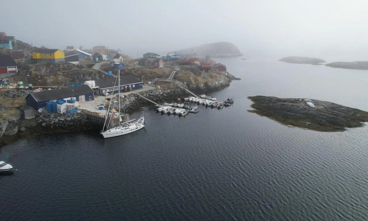 Atammik: Le second quai se trouve juste derrière le rocher, devant le hangar de traitement du poisson.