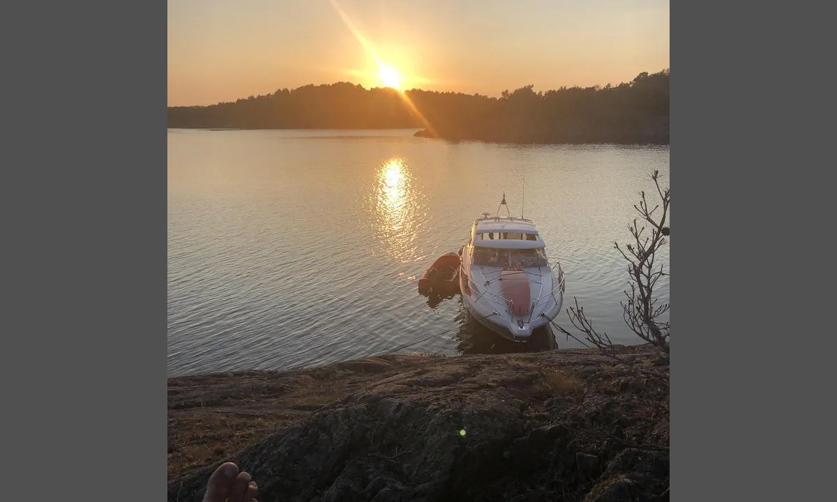 Auesøya - Breivig: {"base": "no", "no": "Her har du kveldssola lenge!", "se": "H\u00e4r har du kv\u00e4llssolen l\u00e4nge!", "en": "Here, you have the evening sun for a long time!", "da": "Her har du aftensolen l\u00e6nge!"}