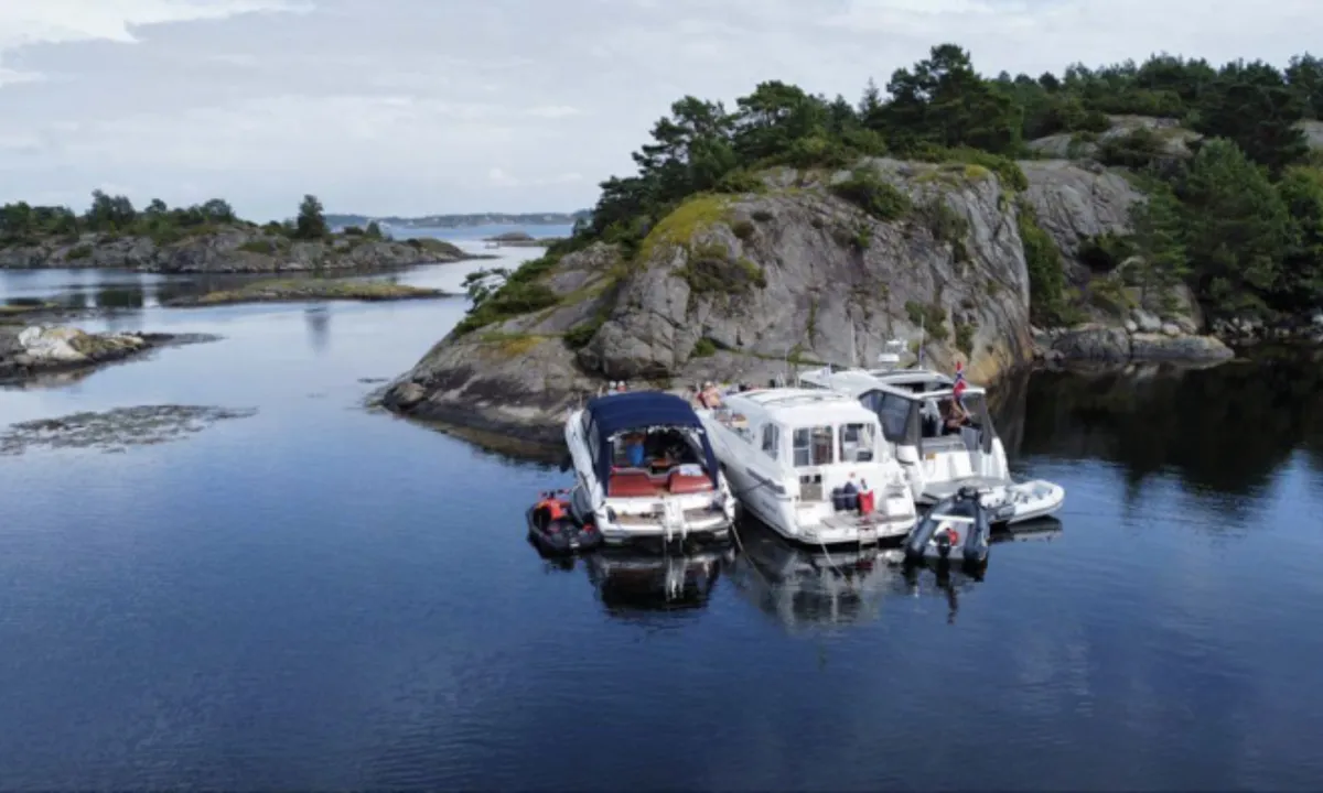 Auesøya v/Bjørkøy: {"base": "no", "no": "Fin plass ved vinder mellom syd og \u00f8stlige retninger.", "se": "Fin plats vid vindar mellan syd och \u00f6stliga riktningar.", "en": "Good spot for winds between south and easterly directions.", "da": "God plads ved vind mellem syd og \u00f8stlige retninger."}
