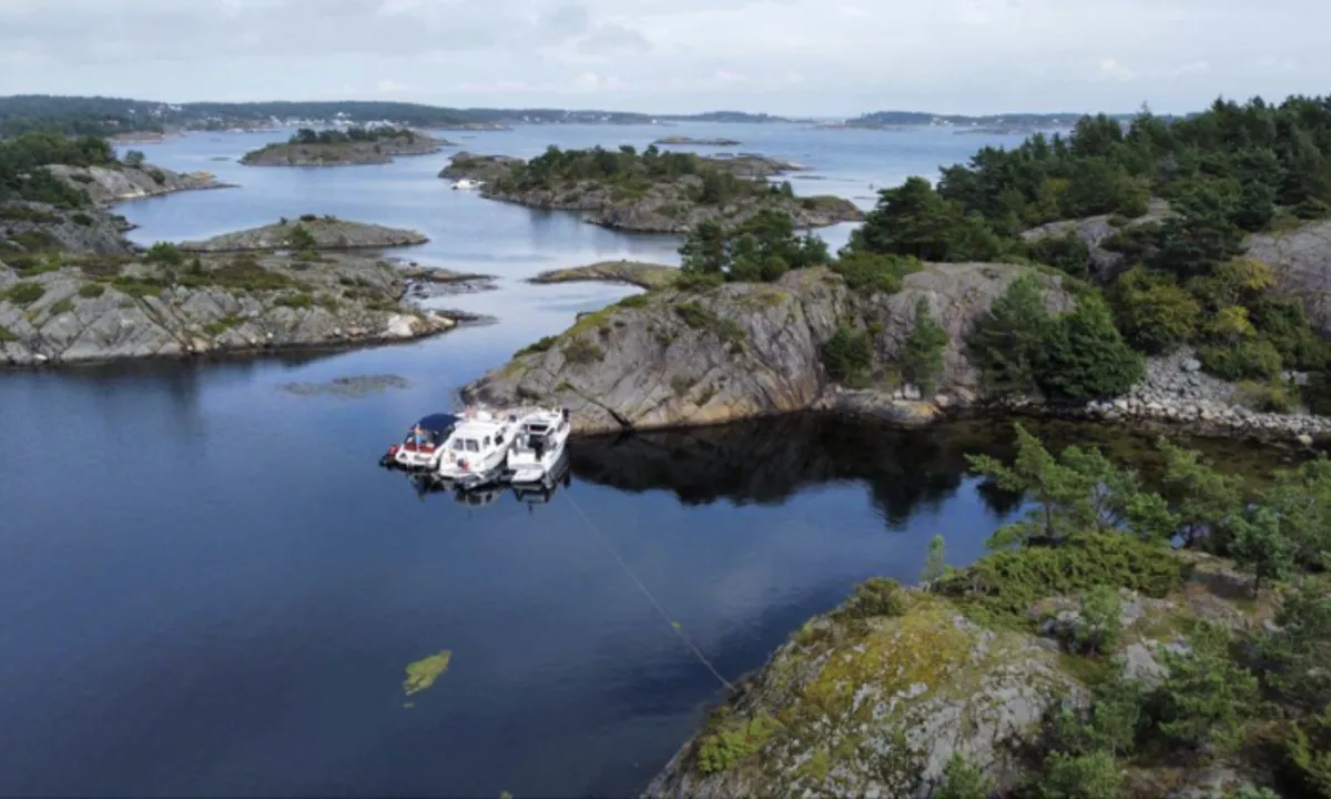 Auesøya v/Bjørkøy: {"base": "no", "no": "Sundet rett babord for b\u00e5tene er ikke farbart for annet enn mindre b\u00e5ter med p\u00e5hengsmotor. \r\nDet er mulig \u00e5 spenne opp en trosse over bukta for \u00e5 forhindre for mye bevegelser ved dregging.", "se": "Sundet strax babord om b\u00e5tarna \u00e4r inte farbart f\u00f6r annat \u00e4n mindre b\u00e5tar med utombordsmotor. Det \u00e4r m\u00f6jligt att sp\u00e4nna upp en tross \u00f6ver bukten f\u00f6r att f\u00f6rhindra f\u00f6r mycket r\u00f6relser vid dragning.", "en": "The strait immediately to port of the boats is not navigable for anything other than smaller boats with outboard motors. It is possible to stretch a line across the bay to prevent too much movement when anchoring.", "da": "Sundet lige bagbord for b\u00e5dene er ikke farbart for andet end mindre b\u00e5de med p\u00e5h\u00e6ngsmotor. Det er muligt at sp\u00e6nde en trosse over bugten for at forhindre for meget bev\u00e6gelse ved dregning."}