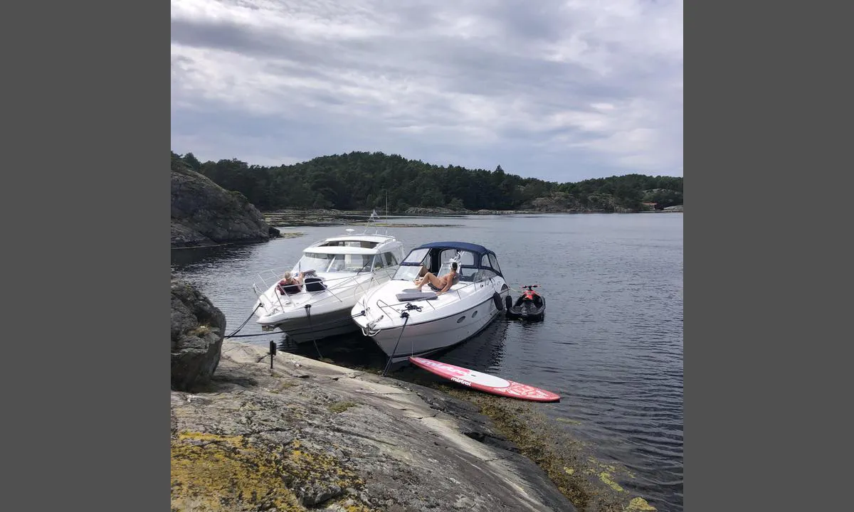 Auesøya v/Bjørkøy: {"base": "no", "no": "Her er det bolter i fjell. 6 meters dybde inntil fjellet. Det er mulig \u00e5 ligge longside, ogs\u00e5 med seilb\u00e5t, p\u00e5 begge sider av denne vika.", "se": "H\u00e4r finns det bultar i berget. 6 meters djup intill berget. Det \u00e4r m\u00f6jligt att ligga l\u00e5ngsides, \u00e4ven med segelb\u00e5t, p\u00e5 b\u00e5da sidor av denna vik.", "en": "There are bolts in the rock. 6 meters depth up to the rock. It is possible to lie alongside, also with a sailboat, on both sides of this cove.", "da": "Her er der bolte i fjeld. 6 meters dybde indtil fjeldet. Det er muligt at ligge longside, ogs\u00e5 med sejlb\u00e5d, p\u00e5 begge sider af denne vig."}