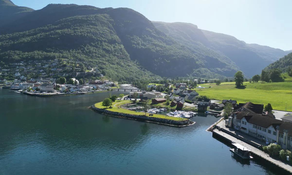 {"base": "no", "no": "Aurland Gjestehavn. ca 50 m fast kai.  Til venstre over brua Aurlandsvangen.  som er sentrum i Aurland.\r\nBygningane bak gjestekaien rommar legesenter, bakeri og vaskeri", "se": "Aurland G\u00e4sthamn. ca 50 m fast kaj. Till v\u00e4nster \u00f6ver bron Aurlandsvangen. som \u00e4r centrum i Aurland. Byggnaderna bakom g\u00e4sthamnen rymmer v\u00e5rdcentral, bageri och tv\u00e4tteri", "en": "Aurland Guest Harbor. Approx. 50 m fixed quay. To the left over the bridge is Aurlandsvangen, which is the center of Aurland. The buildings behind the guest quay house a medical center, bakery, and laundry.", "da": "Aurland G\u00e6stehavn. cirka 50 m fast kaj. Til venstre over broen Aurlandsvangen, som er centrum i Aurland. Bygningerne bag g\u00e6stekajen rummer l\u00e6gecenter, bageri og vaskeri"}