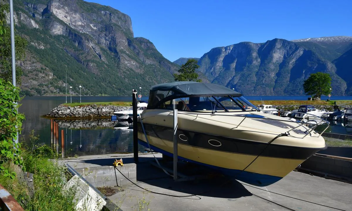 Aurlandsvangen: {"base": "no", "no": "B\u00e5tlaget  har slipp for mindre b\u00e5ter", "se": "B\u00e5tlaget har slip f\u00f6r mindre b\u00e5tar", "en": "The boat team has a slipway for smaller boats", "da": "B\u00e5delaget har slip for mindre b\u00e5de"}