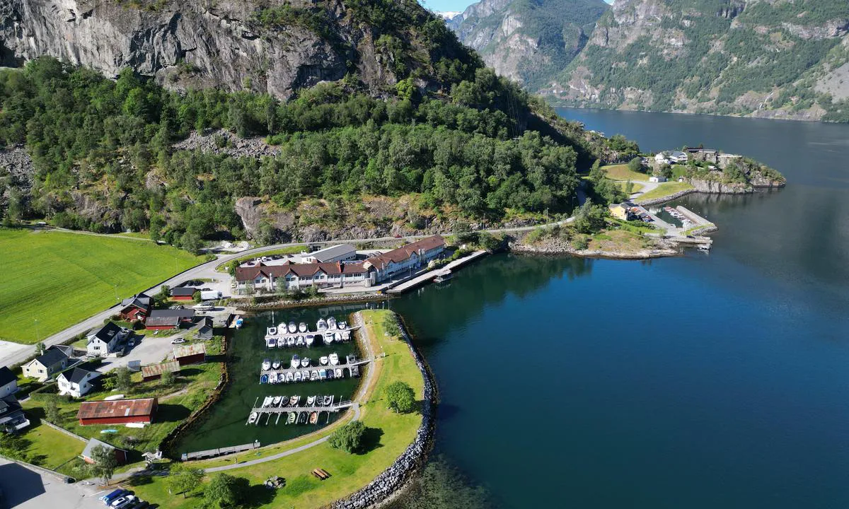 Aurlandsvangen: {"base": "no", "no": "Sm\u00e5b\u00e5thavna, og gjestekaien", "se": "Sm\u00e5b\u00e5tshamnen och g\u00e4stkajen", "en": "The small boat harbor and the guest quay", "da": "Sm\u00e5b\u00e5dshavnen og g\u00e6stekaien"}