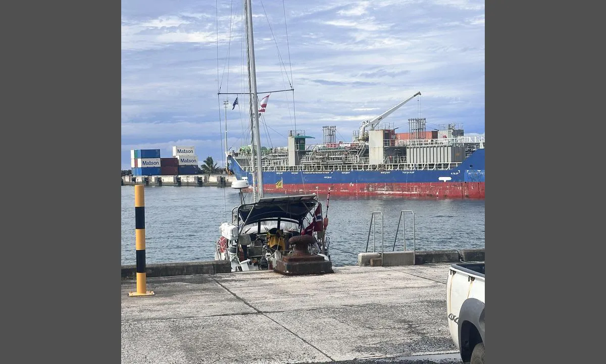 Avatiu Harbour: {"base": "no", "no": "Bile av b\u00e5ten tatt fra land", "se": "Bild av b\u00e5ten tagen fr\u00e5n land", "en": "Picture of the boat taken from land", "da": "Billede af b\u00e5den taget fra land", "fr": "Photo du bateau prise depuis la terre", "de": "Bilder vom Boot, aufgenommen vom Land", "es": "Imagen del barco tomada desde tierra", "it": "Immagine della barca presa da terra", "pt": "Foto do barco tirado da terra", "nl": "Foto van de boot genomen vanaf de wal", "pl": "Zdj\u0119cie \u0142odzi zrobione z l\u0105du", "uk": "\u0417\u043d\u0456\u043c\u043e\u043a \u0441\u0443\u0434\u043d\u0430, \u0437\u0440\u043e\u0431\u043b\u0435\u043d\u0438\u0439 \u0456\u0437 \u0441\u0443\u0448\u0456", "ro": "Imagini cu barca f\u0103cute de pe uscat", "tr": "Karadan al\u0131nan tekne", "el": "\u03a6\u03c9\u03c4\u03bf\u03b3\u03c1\u03b1\u03c6\u03af\u03b1 \u03c4\u03bf\u03c5 \u03c3\u03ba\u03ac\u03c6\u03bf\u03c5\u03c2 \u03c4\u03c1\u03b1\u03b2\u03b7\u03b3\u03bc\u03ad\u03bd\u03b7 \u03b1\u03c0\u03cc \u03c4\u03b7\u03bd \u03be\u03b7\u03c1\u03ac", "cs": "Fotografie lodi po\u0159\u00edzen\u00e1 ze b\u0159ehu", "hu": "A haj\u00f3r\u00f3l sz\u00e1razf\u00f6ldr\u0151l k\u00e9sz\u00fclt k\u00e9p", "fi": "Kuva veneest\u00e4 otettu maalta", "bg": "\u0421\u043d\u0438\u043c\u043a\u0430 \u043d\u0430 \u043b\u043e\u0434\u043a\u0430\u0442\u0430, \u043d\u0430\u043f\u0440\u0430\u0432\u0435\u043d\u0430 \u043e\u0442 \u0431\u0440\u0435\u0433\u0430", "sr": "\u0421\u043b\u0438\u043a\u0430 \u0447\u0430\u043c\u0446\u0430 \u0441\u043d\u0438\u043c\u0459\u0435\u043d\u0430 \u0441\u0430 \u043a\u043e\u043f\u043d\u0430", "et": "Pilt paadist maalt tehtud", "lv": "Att\u0113ls ar laivu, uz\u0146emts no krasta", "lt": "Laivo nuotrauka, padaryta nuo kranto"}