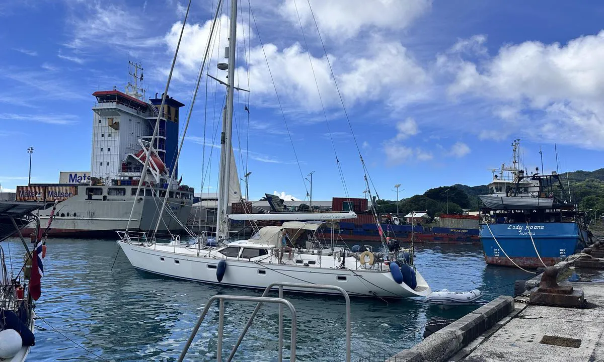 Avatiu Harbour: {"base": "no", "no": "Viser min b\u00e5t i havnen med ankervutvp\u00e5 baugen", "se": "Visar min b\u00e5t i hamnen med ankare fram p\u00e5 baugen", "en": "Displaying my boat in the harbor with the anchor standing out at the bow.", "da": "Viser min b\u00e5d i havnen med ankerurt p\u00e5 st\u00e6vnen", "fr": "Montrer mon bateau dans le port avec l'ancre \u00e0 l'avant", "de": "Zeige mein Boot im Hafen mit Ankerwinde am Bug", "es": "Muestra mi barco en el puerto con el ancla sobre la proa", "it": "Mostra la mia barca nel porto con l'ancora sull'avambraccio", "pt": "Mostra meu barco no porto com a \u00e2ncora na proa", "nl": "Toon mijn boot in de haven met het ankerboegbeeld op de boeg", "pl": "Pokazuj\u0119 m\u00f3j statek w porcie z kotwic\u0105 na dziobie", "uk": "\u041f\u043e\u043a\u0430\u0437\u0443\u0454 \u043c\u0456\u0439 \u0447\u043e\u0432\u0435\u043d \u0443 \u0433\u0430\u0432\u0430\u043d\u0456 \u0437 \u044f\u043a\u043e\u0440\u043d\u0438\u043c \u0432\u0438\u0441\u0442\u0443\u043f\u043e\u043c \u043d\u0430 \u043d\u043e\u0441\u0456", "ro": "Ar\u0103t barca mea \u00een port cu ancora la prova", "tr": "Liman\u0131mda \u00e7apalar\u0131 ba\u015f tarafta olan teknemi g\u00f6steriyorum", "el": "\u0394\u03b5\u03af\u03c7\u03bd\u03b5\u03b9 \u03c4\u03bf \u03c3\u03ba\u03ac\u03c6\u03bf\u03c2 \u03bc\u03bf\u03c5 \u03c3\u03c4\u03bf \u03bb\u03b9\u03bc\u03ac\u03bd\u03b9 \u03bc\u03b5 \u03c4\u03b7\u03bd \u03ac\u03b3\u03ba\u03c5\u03c1\u03b1 \u03c3\u03c4\u03b7\u03bd \u03c0\u03bb\u03ce\u03c1\u03b7", "cs": "Ukazuji svoji lo\u010f v p\u0159\u00edstavu s kotvou na p\u0159\u00eddi", "hu": "A haj\u00f3mat a horgonnyal az orr\u00e1n mutatom a kik\u00f6t\u0151ben", "fi": "N\u00e4yt\u00e4n veneeni satamassa keulan ankkurivittaus p\u00e4\u00e4ll\u00e4", "bg": "\u041f\u043e\u043a\u0430\u0437\u0432\u0430\u043c \u043b\u043e\u0434\u043a\u0430\u0442\u0430 \u0441\u0438 \u0432 \u043f\u0440\u0438\u0441\u0442\u0430\u043d\u0438\u0449\u0435\u0442\u043e \u0441 \u043a\u043e\u0442\u0432\u0430\u0442\u0430 \u043d\u0430 \u043d\u043e\u0441\u0430", "sr": "Prikazuje moj brod u luci sa sidrom na pramcu", "et": "N\u00e4itan oma paati sadamas v\u00f6\u00f6ritingiga v\u00f6\u00f6ris", "lv": "Par\u0101du savu laivu ost\u0101 ar enkuru uz priek\u0161gala", "lt": "Rodau savo laiv\u0105 uoste su inkaru ant nosies"}