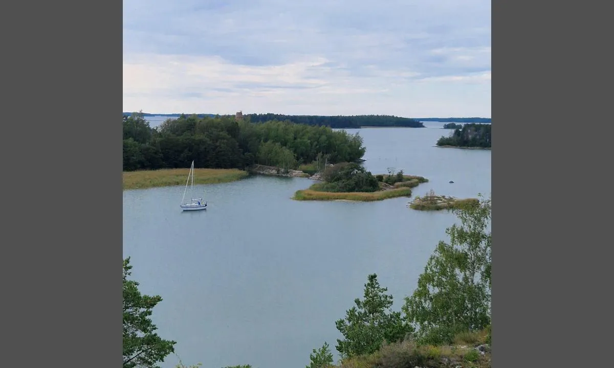 Kirmö: {"base": "en", "no": "Utsikt fra \u00c5vensor mot vest", "se": "Utsikt fr\u00e5n \u00c5vensor mot v\u00e4ster", "en": "View from \u00c5vensor to the west", "da": "Udsigt fra \u00c5vensor mod vest", "fr": "Vue de \u00c5vensor vers l'ouest", "de": "Blick von \u00c5vensor nach Westen", "es": "Vista desde \u00c5vensor hacia el oeste", "it": "Vista da \u00c5vensor verso ovest", "pt": "Vista de \u00c5vensor para o oeste", "nl": "Uitzicht van \u00c5vensor naar het westen", "pl": "Widok z \u00c5vensor na zach\u00f3d", "uk": "\u0412\u0438\u0434 \u0437 \u00c5vensor \u043d\u0430 \u0437\u0430\u0445\u0456\u0434", "ro": "Vedere de la \u00c5vensor spre vest", "tr": "\u00c5vensor'dan bat\u0131ya g\u00f6r\u00fcn\u00fcm", "el": "\u0398\u03ad\u03b1 \u03b1\u03c0\u03cc \u03c4\u03bf\u03bd \u00c5vensor \u03c0\u03c1\u03bf\u03c2 \u03c4\u03b1 \u03b4\u03c5\u03c4\u03b9\u03ba\u03ac", "cs": "Pohled z \u00c5vensoru na z\u00e1pad", "hu": "Kil\u00e1t\u00e1s \u00c5vensorb\u00f3l nyugat fel\u00e9", "fi": "N\u00e4kym\u00e4 \u00c5vensorista l\u00e4nteen", "bg": "\u0418\u0437\u0433\u043b\u0435\u0434 \u043e\u0442 \u00c5vensor \u043d\u0430 \u0437\u0430\u043f\u0430\u0434", "sr": "Pogled od \u00c5vensor-a ka zapadu", "et": "Vaade \u00c5vensorist l\u00e4\u00e4nde", "lv": "Skats no \u00c5vensor uz rietumiem", "lt": "Vaizdas i\u0161 \u00c5vensoro \u012f vakarus"}