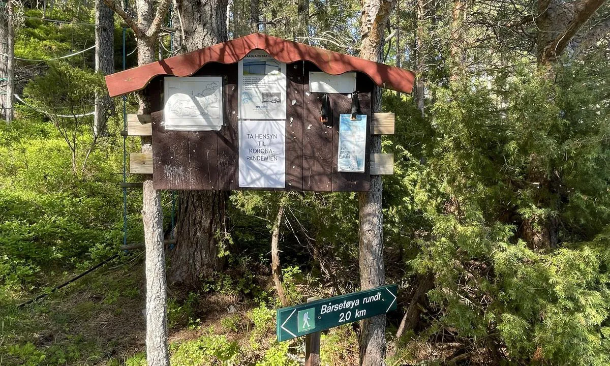 Baarsetøya: {"base": "no", "no": "Turl\u00f8ype.", "se": "Vandringsled.", "en": "Hiking trail.", "da": "Tursti."}