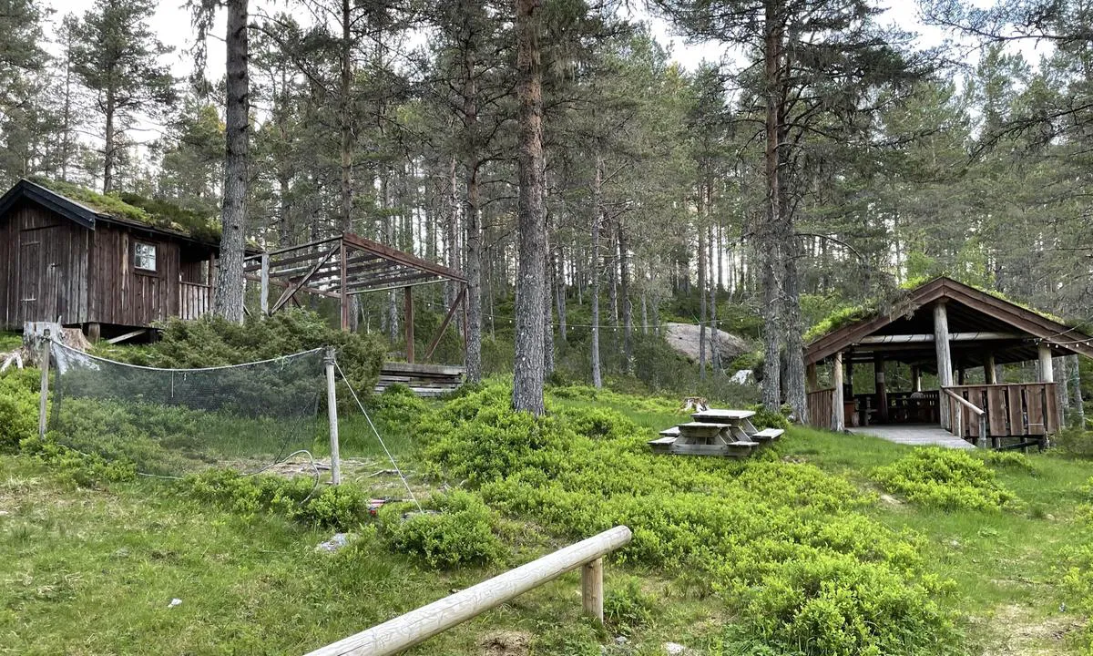 Baarsetøya: {"base": "no", "no": "Utedo og stor grillhytte.", "se": "Utedass och stor grillk\u00e5ta.", "en": "Outhouse and large barbecue hut.", "da": "Udetoilet og stor grillhytte."}