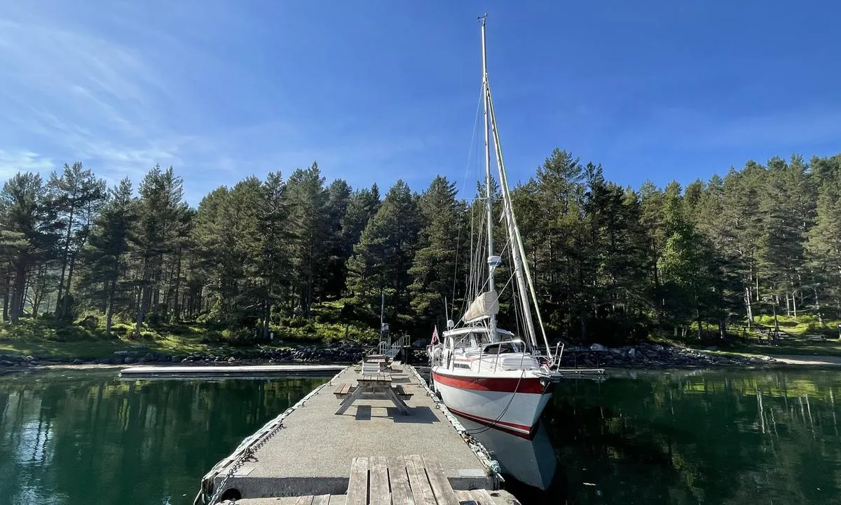 Baarsetøya: {"base": "no", "no": "Hovedbrygga. Her er det mulighet for str\u00f8m og vann. \r\nStr\u00f8mkontaktene st\u00e5r p\u00e5 land s\u00e5 m\u00e5 ha skj\u00f8teledning.", "se": "Huvudbryggan. H\u00e4r finns m\u00f6jlighet till el och vatten. Eluttagen st\u00e5r p\u00e5 land s\u00e5 man beh\u00f6ver ha en f\u00f6rl\u00e4ngningssladd.", "en": "Main dock. Here there are opportunities for electricity and water. The electrical outlets are onshore, so you will need an extension cord.", "da": "Hovedbroen. Her er der mulighed for str\u00f8m og vand.<br>Str\u00f8mstikkene er p\u00e5 land, s\u00e5 man skal have en forl\u00e6ngerledning."}