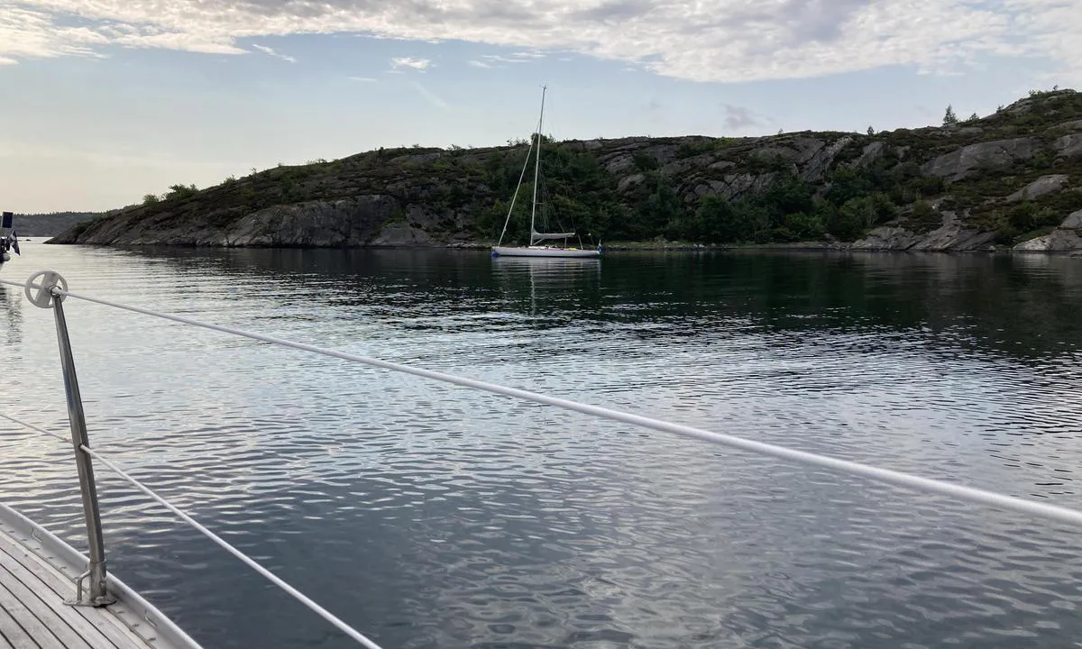 Bächevik - SXK Västkust bouy: En av to SXK-bøyer. Det er plass til 6-7 båter i tillegg. Godt ankerfeste.