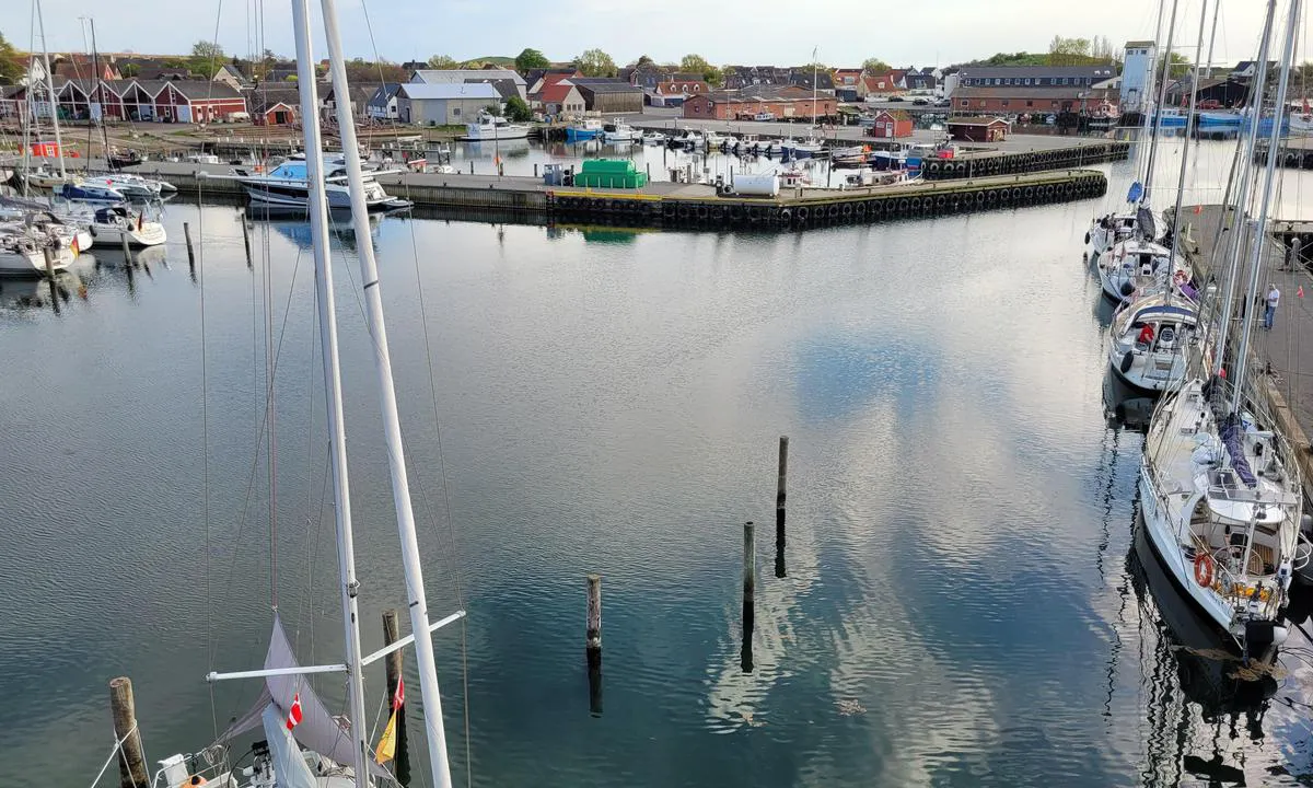Bagenkop Havn: {"base": "de", "no": "Midtre brygger, bensinstasjon og fiskerhavn", "se": "Mellanbryggor, br\u00e4nslestation och fiskarhamn", "en": "Middle jetties, fuel station, and fishing harbor", "da": "Midterstege, tankstation og fiskerihavn", "fr": "Pontons moyens, station-service et port de p\u00eache", "de": "Mittlere Stege, Tankstelle und Fischerhrafen", "es": "Espigones medios, estaci\u00f3n de combustible y puerto pesquero", "it": "Pontili centrali, stazione di servizio e porto dei pescatori", "pt": "Pont\u00f5es centrais, posto de combust\u00edvel e porto de pesca", "nl": "Middelsteigers, tankstation en vissershaven", "pl": "\u015arodkowe pomosty, stacja paliw i port rybacki", "uk": "\u0421\u0435\u0440\u0435\u0434\u043d\u0456 \u043f\u043e\u043d\u0442\u043e\u043d\u0438, \u0437\u0430\u043f\u0440\u0430\u0432\u043d\u0430 \u0441\u0442\u0430\u043d\u0446\u0456\u044f \u0456 \u0440\u0438\u0431\u0430\u043b\u044c\u0441\u044c\u043a\u0430 \u0433\u0430\u0432\u0430\u043d\u044c", "ro": "Pontoane centrale, benzin\u0103rie \u0219i port pesc\u0103resc", "tr": "Orta iskeleler, akaryak\u0131t istasyonu ve bal\u0131k\u00e7\u0131 liman\u0131", "el": "\u039c\u03b5\u03c3\u03b1\u03af\u03b5\u03c2 \u03c0\u03c1\u03bf\u03b2\u03bb\u03ae\u03c4\u03b5\u03c2, \u03c0\u03c1\u03b1\u03c4\u03ae\u03c1\u03b9\u03bf \u03ba\u03b1\u03c5\u03c3\u03af\u03bc\u03c9\u03bd \u03ba\u03b1\u03b9 \u03b1\u03bb\u03b9\u03b5\u03c5\u03c4\u03b9\u03ba\u03cc \u03bb\u03b9\u03bc\u03ac\u03bd\u03b9", "cs": "St\u0159edn\u00ed mola, \u010derpac\u00ed stanice a ryb\u00e1\u0159sk\u00fd p\u0159\u00edstav", "hu": "K\u00f6z\u00e9ps\u0151 m\u00f3l\u00f3k, benzink\u00fat \u00e9s hal\u00e1szkik\u00f6t\u0151", "fi": "Keskilaiturit, tankkauspiste ja kalasatama", "bg": "\u0421\u0440\u0435\u0434\u043d\u0438 \u043a\u0435\u0439\u043e\u0432\u0435, \u0431\u0435\u043d\u0437\u0438\u043d\u043e\u0441\u0442\u0430\u043d\u0446\u0438\u044f \u0438 \u0440\u0438\u0431\u0430\u0440\u0441\u043a\u043e \u043f\u0440\u0438\u0441\u0442\u0430\u043d\u0438\u0449\u0435", "sr": "Srednji molovi, benzinska stanica i ribarska luka", "et": "Keskmised kaiad, tankla ja kalasadama", "lv": "Vid\u0113jie piest\u0101tnes, degvielas uzpildes stacija un zvejnieku osta", "lt": "Viduriniai pontonai, degalin\u0117 ir \u017evej\u0173 uostas"}